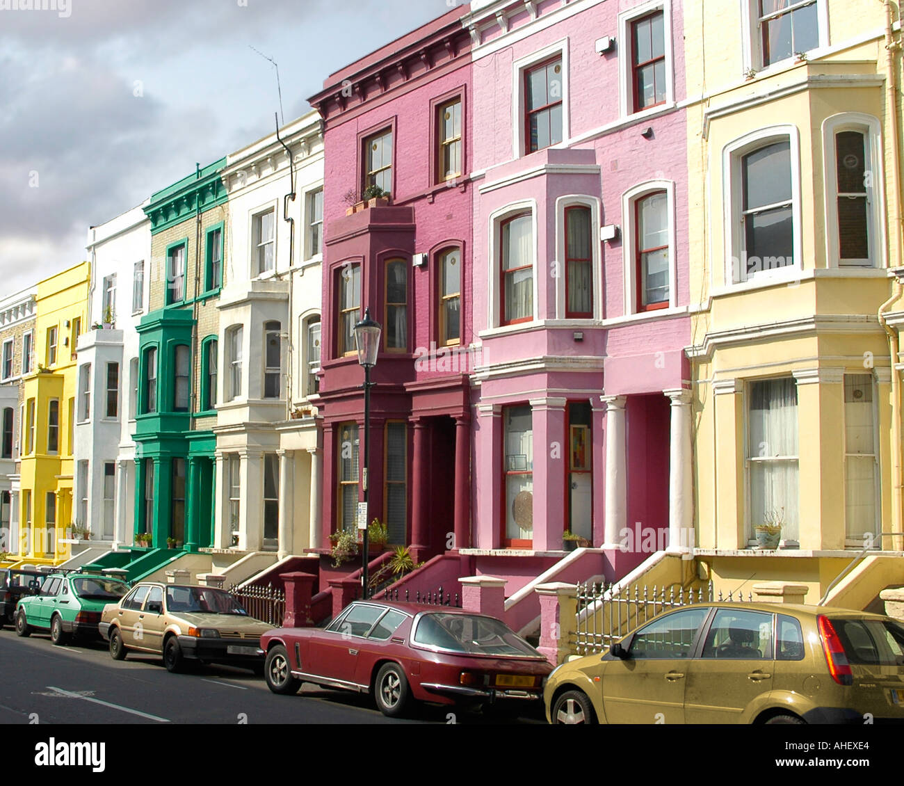 Notting Hill bunten Häusern und passenden Autos Stockfoto