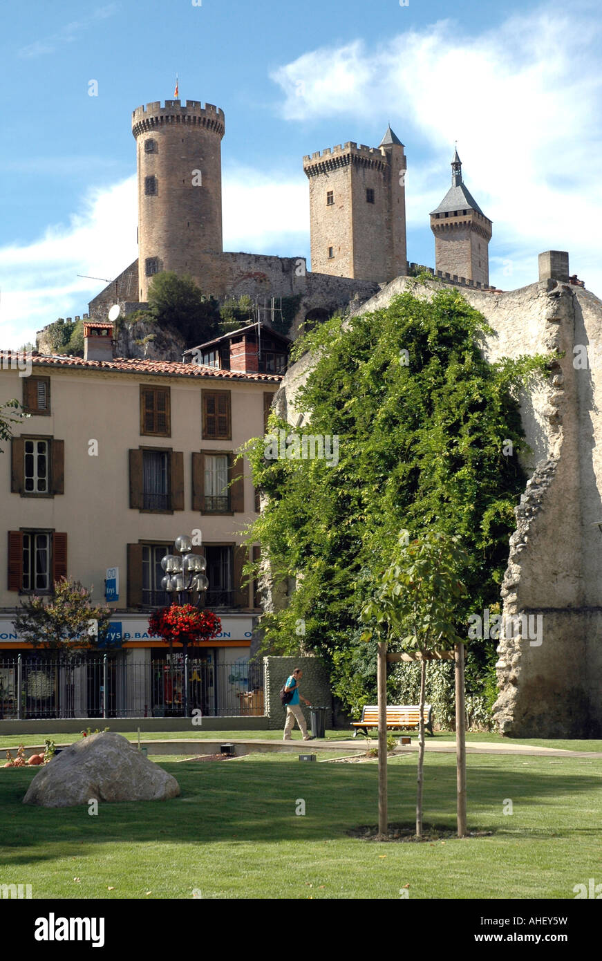 Die drei Landmark Towers in Foix in Frankreichs Ariège Abteilung ragen über den Stadtpark Stockfoto