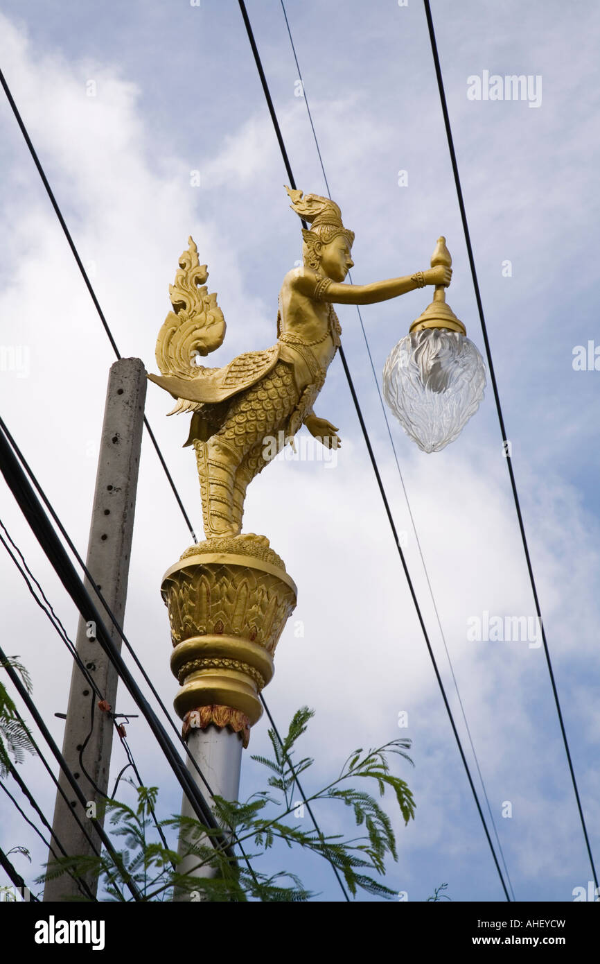 Kinora oder Garuda gebildet in eine Straßenlaterne mit Stromkabel und Telefon-Drähte in Thailand Stockfoto