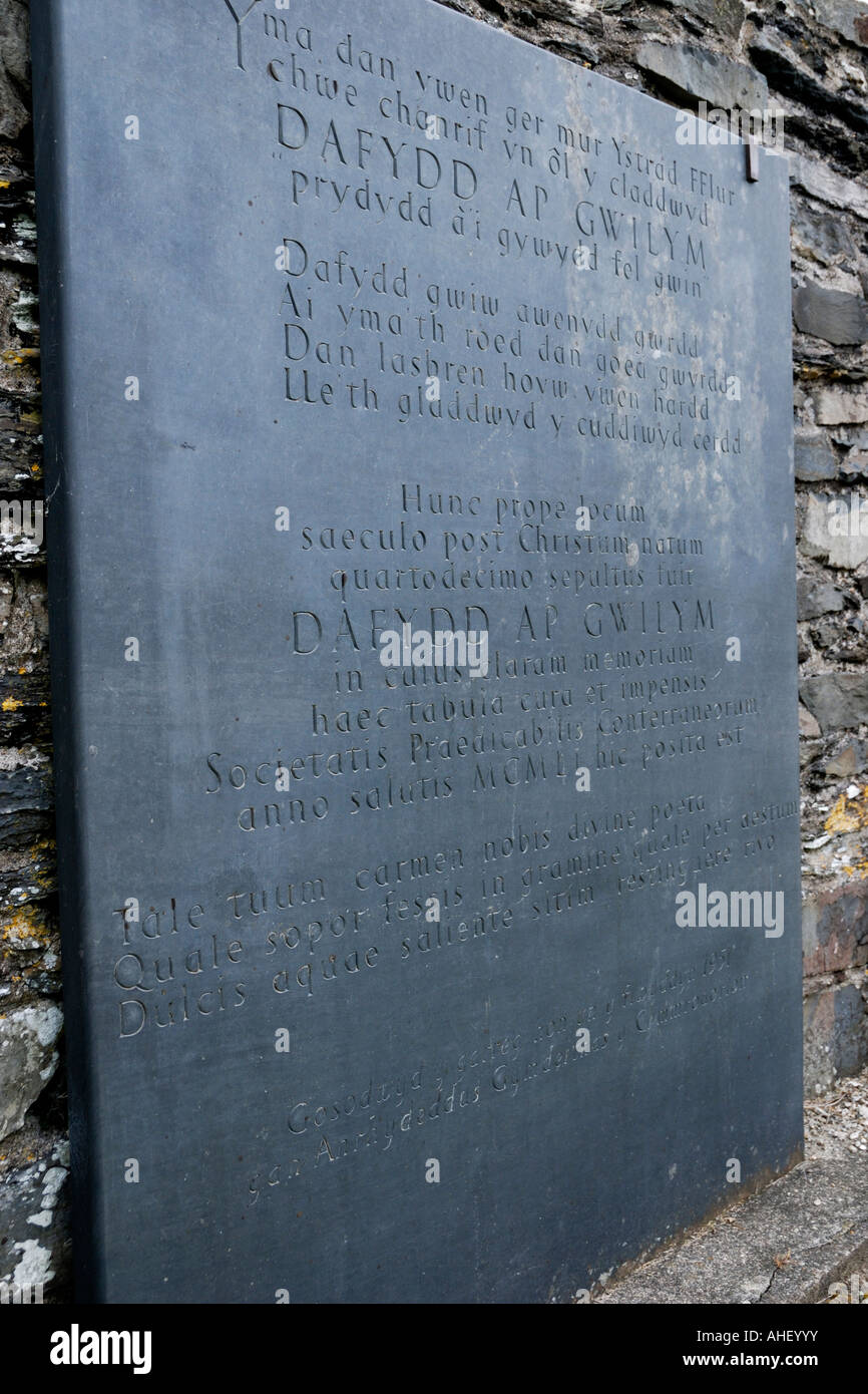 Schiefer Tafel erinnert des Waliser Dichters Dafydd ap Gwilym, Strata Florida, Ceredigion, Wales. Stockfoto