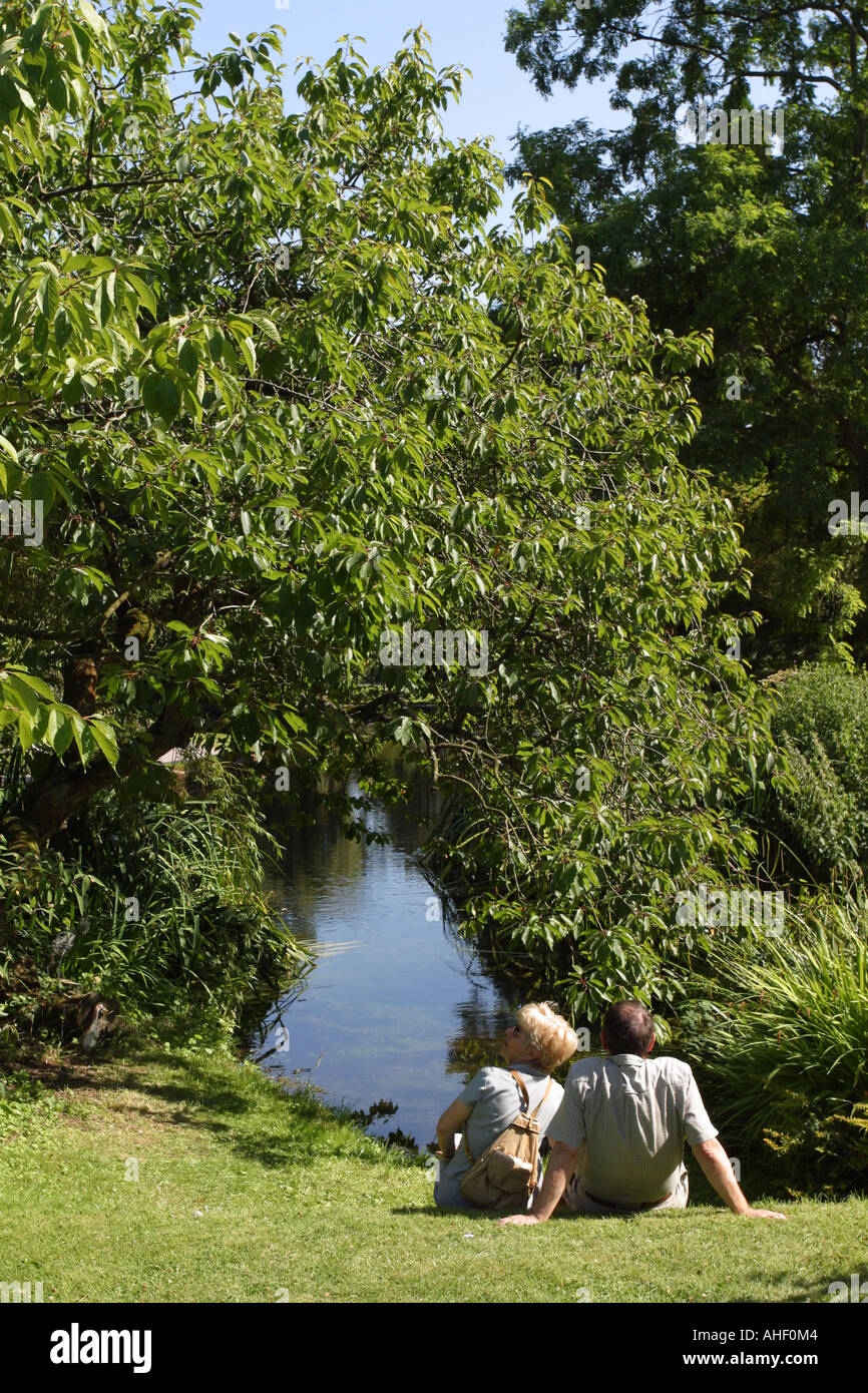 Die Bischöfe Palast Brunnen Somerset ein paar entspannen neben dem gut Quellwasser aus dem Brunnen benannt ist Stockfoto