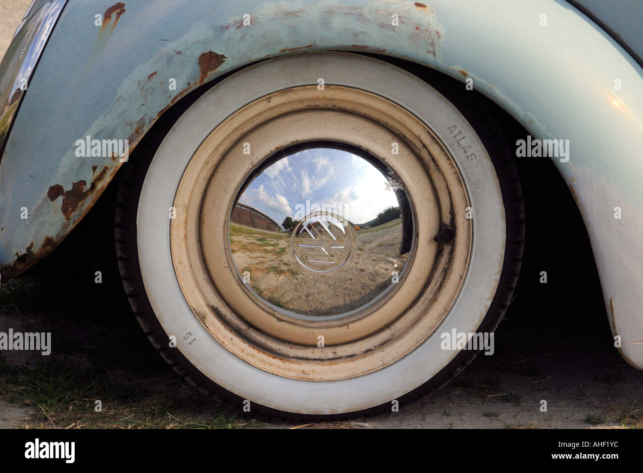 Rad und weiße Wand-Reifen auf einer angeschlagenen VW Käfer Stockfotografie  - Alamy