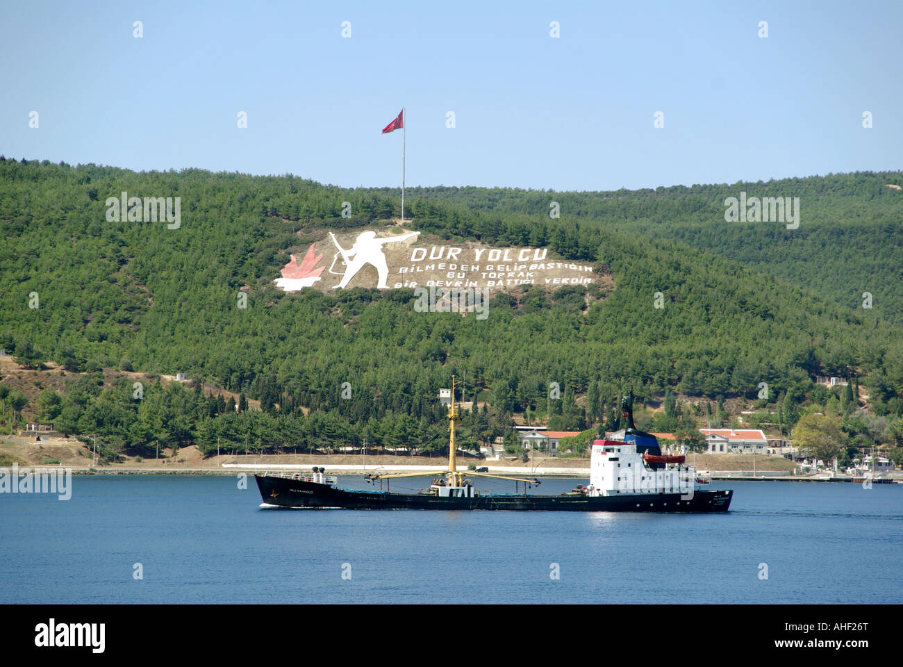 Kilitbahir Gallipoli Dardanellen Meerenge Frachter segelt unter riesige Figur des türkischen Soldaten geschnitzt in weißen Kriegerdenkmal Stockfoto