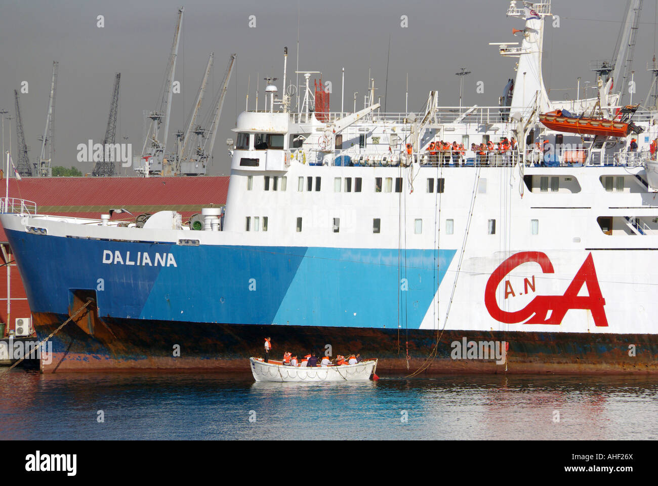 Fähre Thessaloniki port angelegtes Boot Daliana crew Praxis Notfall Evakuierungsübung abgesenkt Rettungsboot mit Menschen an Bord trägt Schwimmweste Griechenland Stockfoto