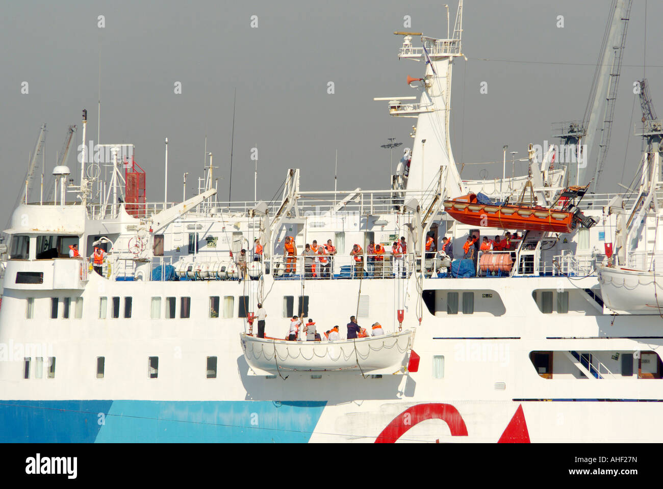 Thessaloniki Hafen vertäut Fähre crew üben Notevakuierung bohren Senken ein Rettungsboot mit Menschen an Bord trägt Schwimmweste Griechenland Stockfoto