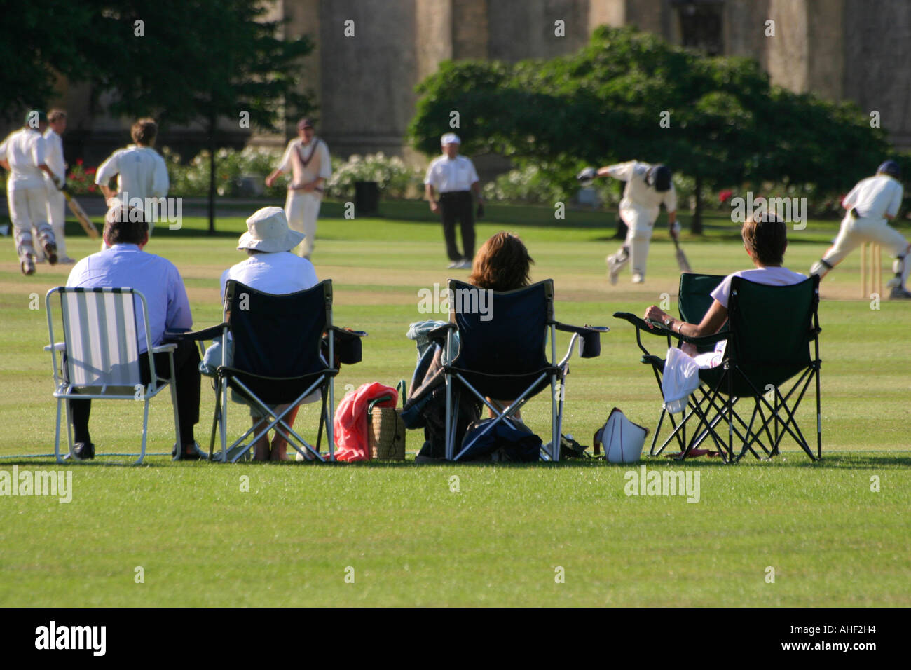 Menschen beobachten Cricket-Match im Gelände des Cheltenham College UK Stockfoto