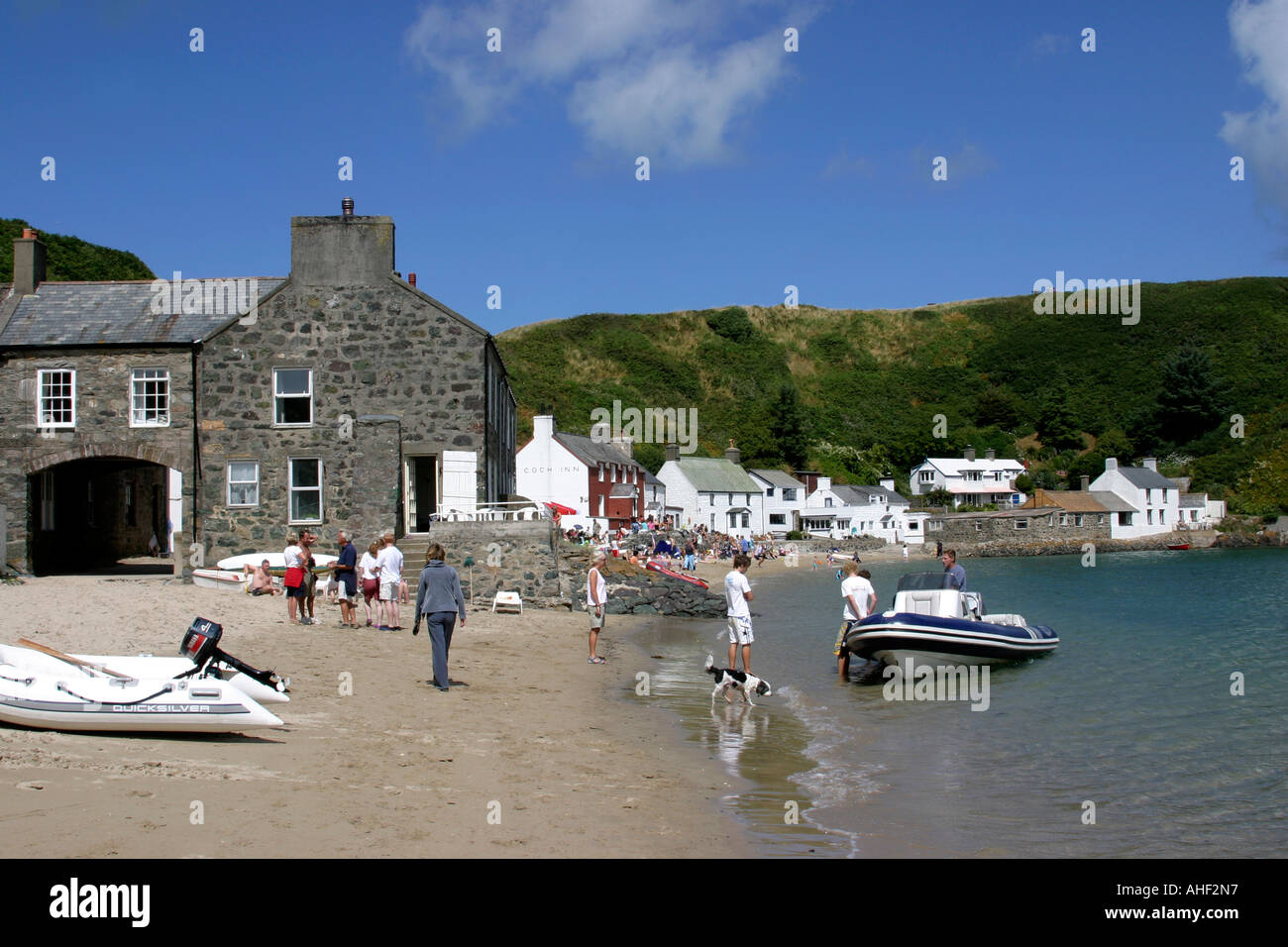 Gebäude und Boote am Strand von Porth Dinllaen.on Lleyn Halbinsel North Wales Stockfoto