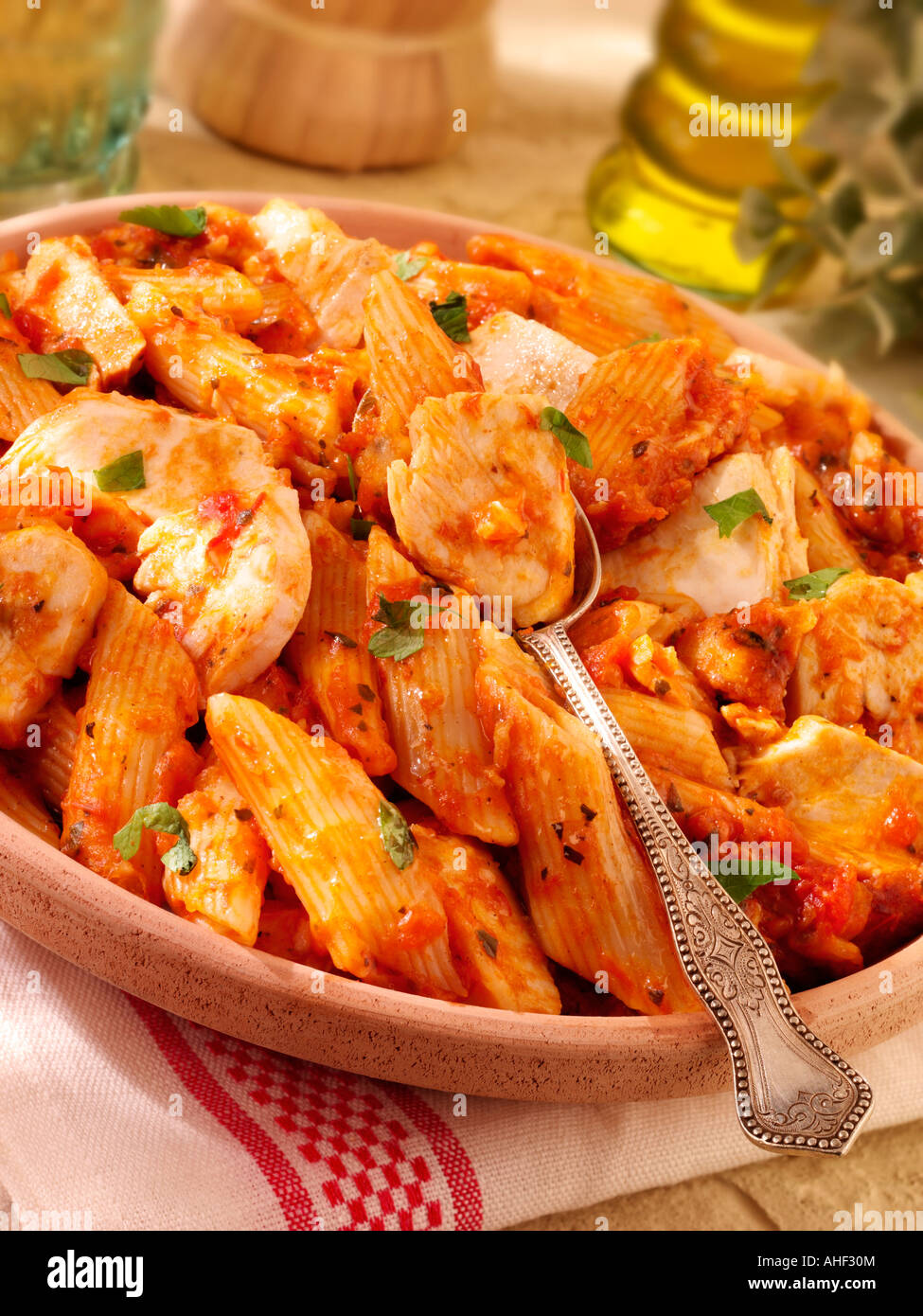 ITALIENISCHES HÄHNCHEN ARRABIATA Stockfoto