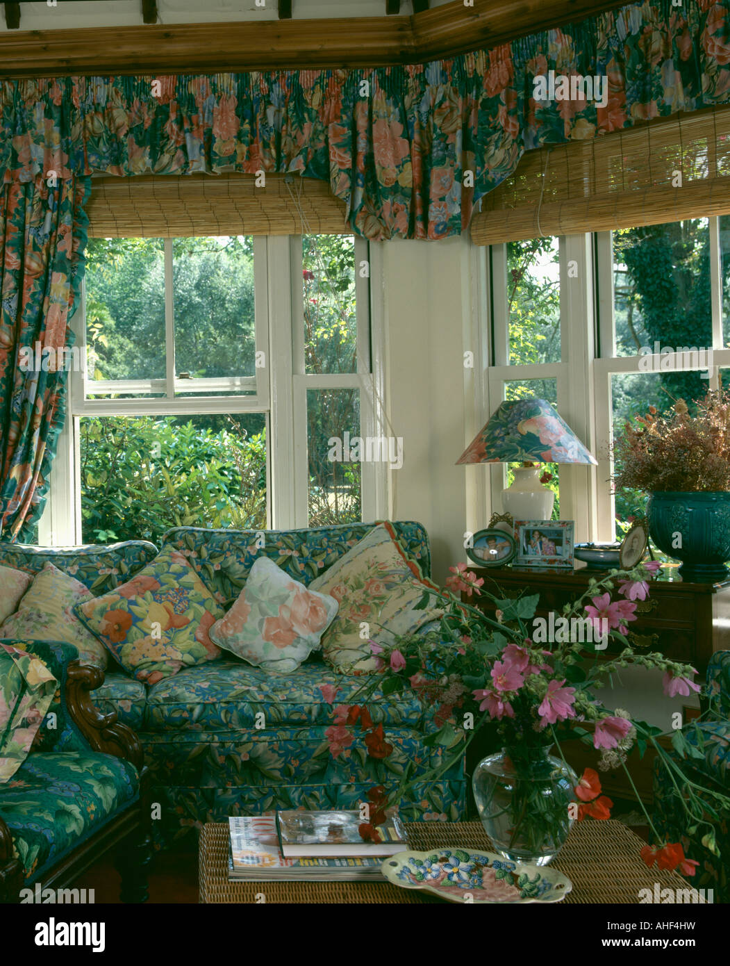 gemusterten Sofa im Erker mit floral Gardinen im Wohnzimmer der neunziger  Jahre Stockfotografie - Alamy