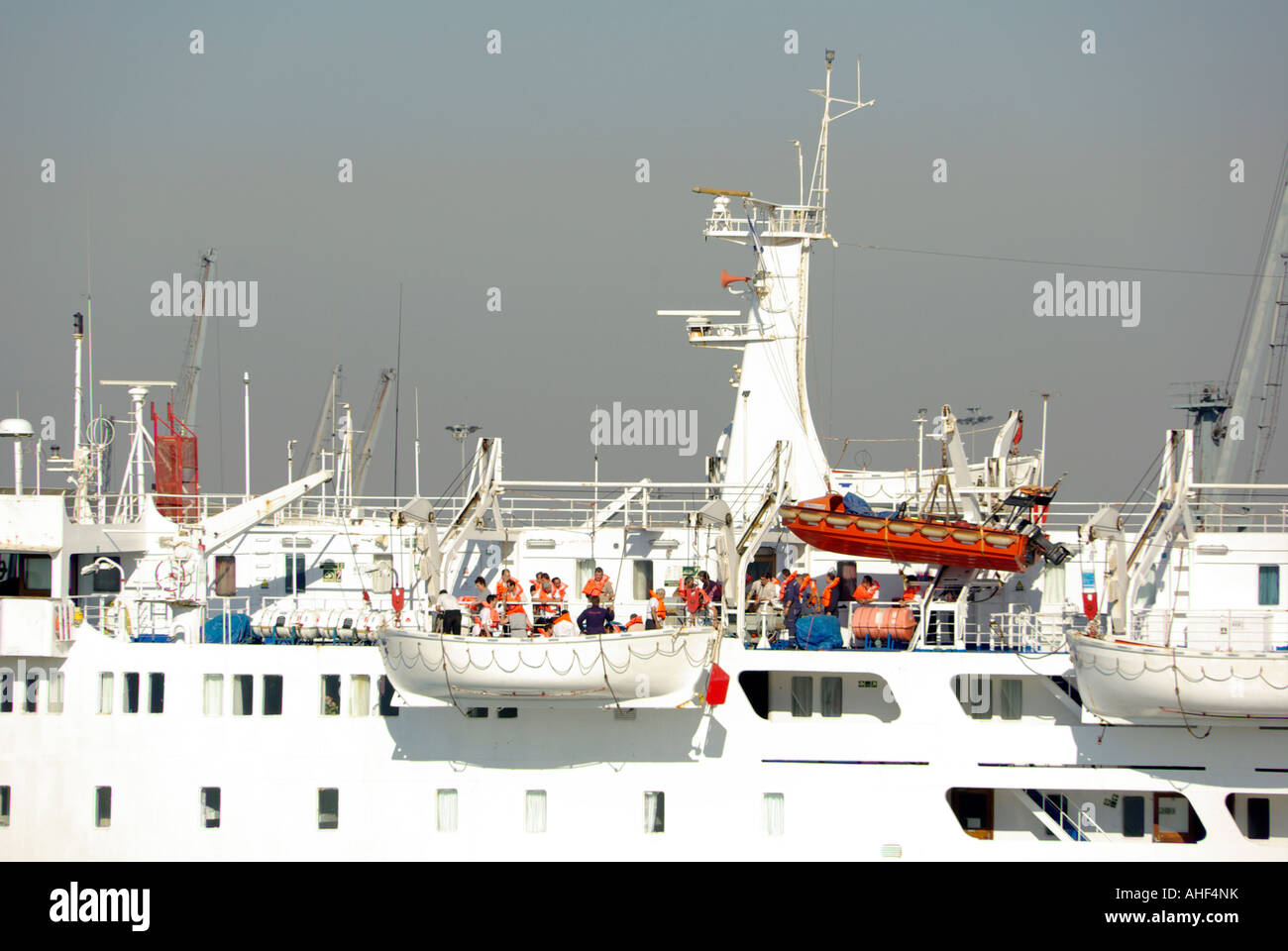 Thessaloniki Hafen vertäut Fähre crew üben Notevakuierung bohren Senken ein Rettungsboot mit Menschen an Bord Griechenland Stockfoto