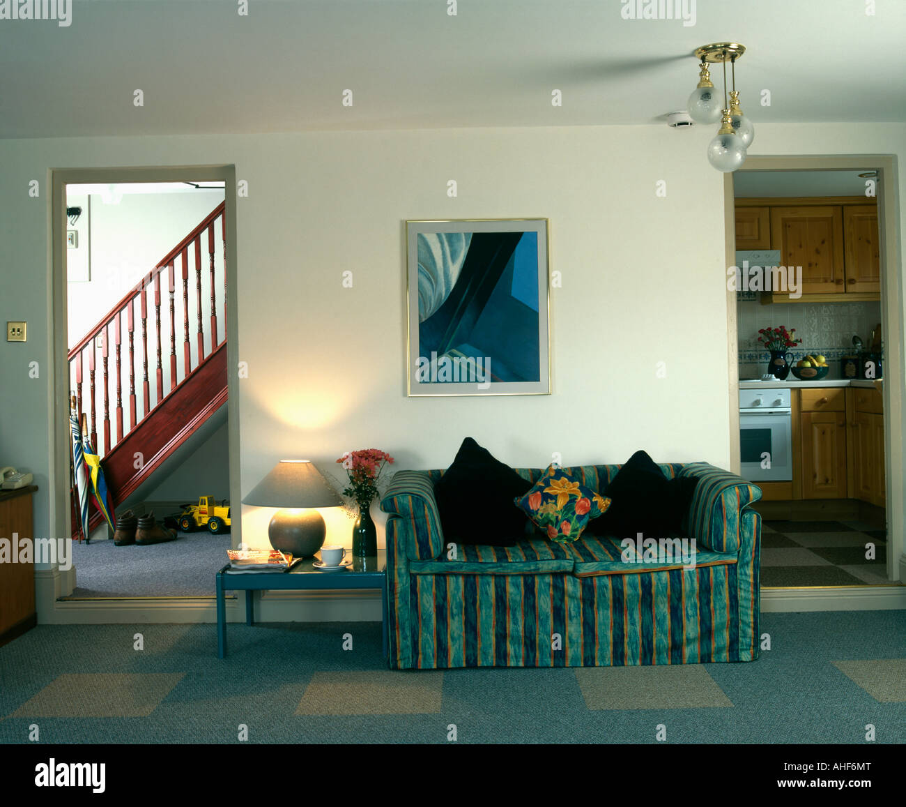 Freistehende Treppe Im Wohnzimmer - minimalistisches Interieur