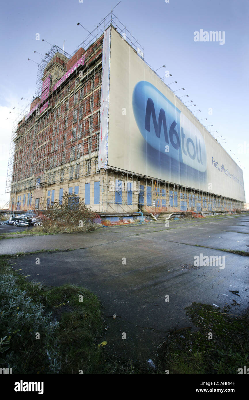 Das Fort Dunlop Gebäude in Birmingham UK. Es fällt in einer Werbung für die M6 Toll Road Stockfoto