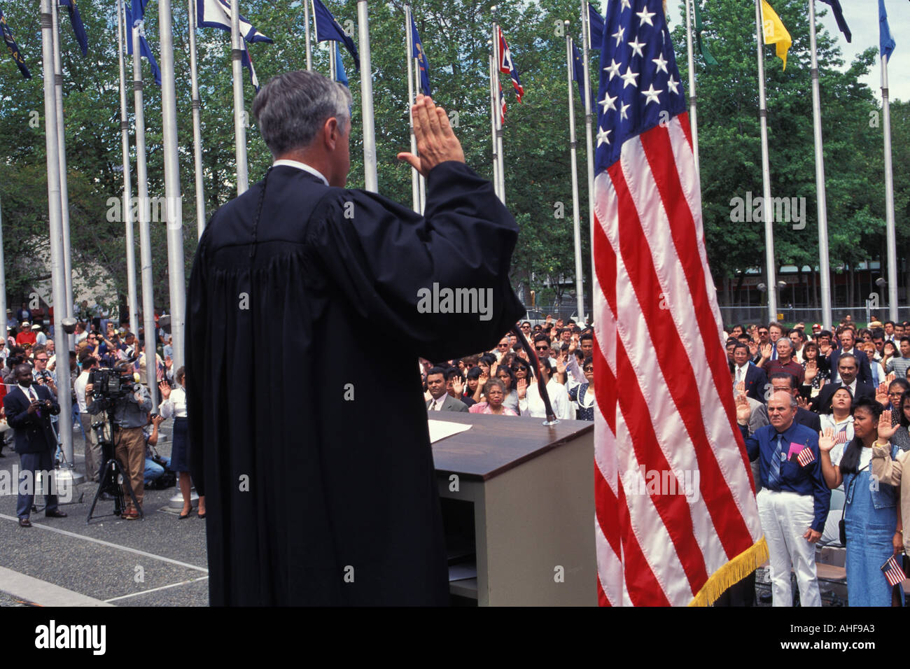 Honorable John Weinberg U. S. Richter Richter verwaltet Staatsbürgerschaft Eid uns Immigranten auf Einbürgerung Zeremonie Seattle Stockfoto