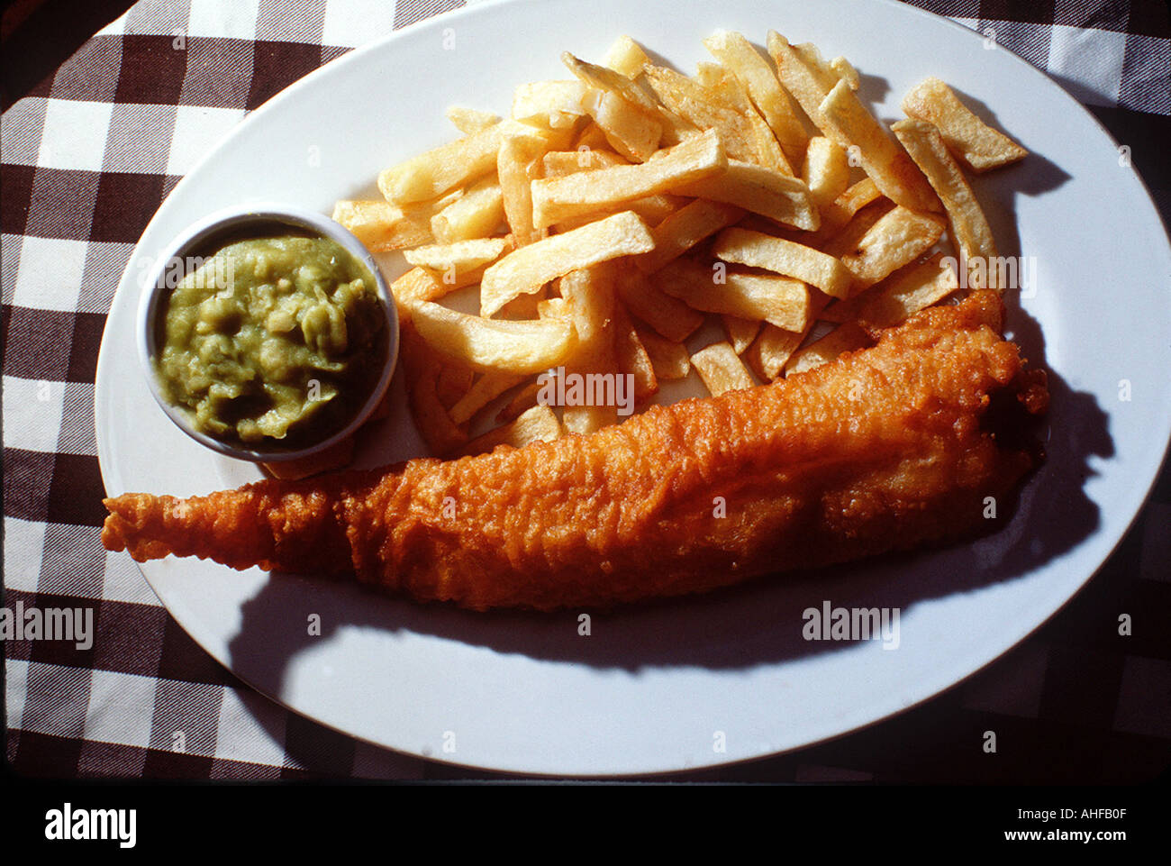 Fish And Chips auf einem Teller bei Harry Ramsdens Fisch und chip-Shop Guiesley Yorkshire Stockfoto