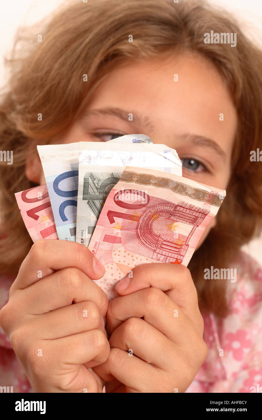junge Frauen halten eine Handvoll Euro Geld Bargeld Banknoten Stockfoto