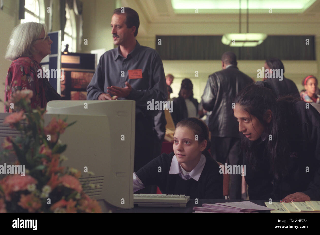 Zwei Kinder, die mit Hilfe eines Computers in einer Schule öffnen Tag, Hackney Town Hall, London, UK. Stockfoto