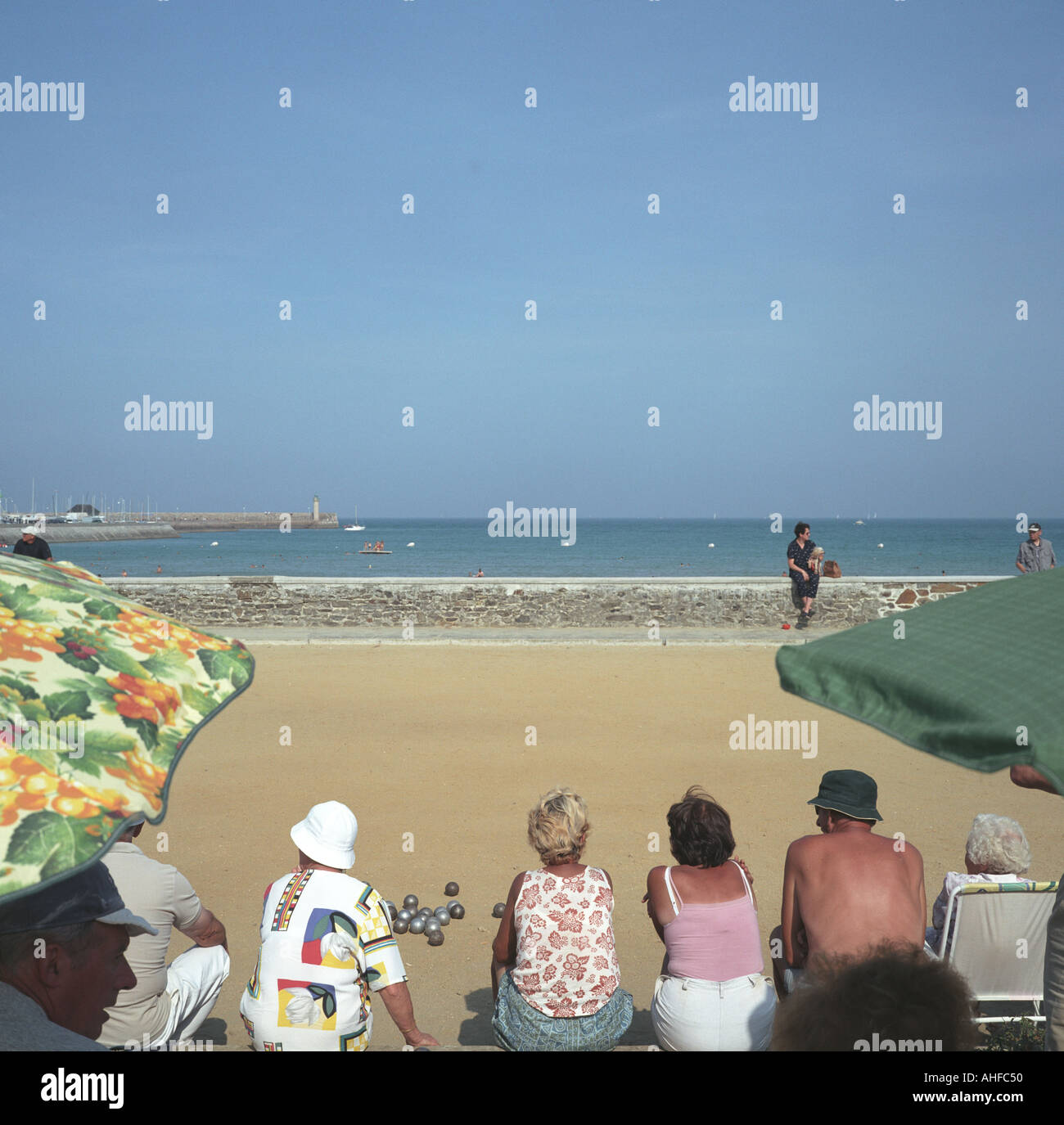 Französische Urlauber genießen den Blick aufs Meer beim Spielen Boule, Binic, Bretagne, Frankreich. 2004. Stockfoto