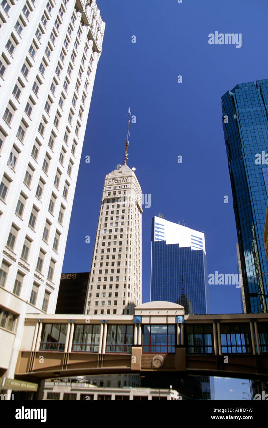 FUßGÄNGERBRÜCKEN ODER SKYWAYS VERBINDEN GEBÄUDE IN DER INNENSTADT VON MINNEAPOLIS, MINNESOTA.  DIE W MINNEAPOLIS (EHEMALS FOSHAY TOWER) AUF DER RÜCKSEITE. Stockfoto