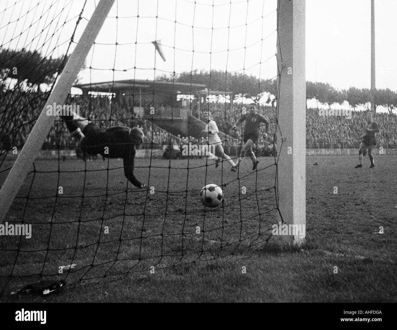 Fußball, Regionalliga West 1964/1965, Eintracht Duisburg vs. Borussia Mönchengladbach 1:5, Wedau-Stadion in Duisburg, Szene des Spiels, 4:1 Tor von Günter Netzer (MG) 2.v.l., linke Halter Josef Vogler (Duisburg) Stockfoto