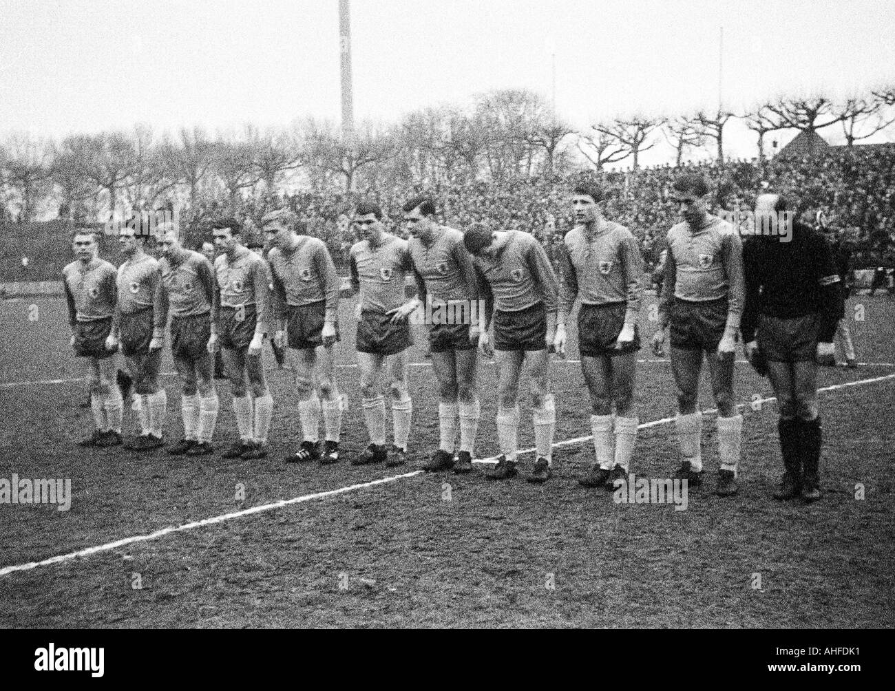 Fußball, DFB-Pokal, achte Finale, 1964/1965, Wedau Stadion Duisburg, Meidericher SV gegen Eintracht Braunschweig 0:1, Team-Foto, geschossen von Brunswick Team, v.l.n.r.: Helmut Hosung, Walter Schmidt, Wolfgang Brase, Klaus Meyer, Peter Kaack, Lothar Uls Stockfoto