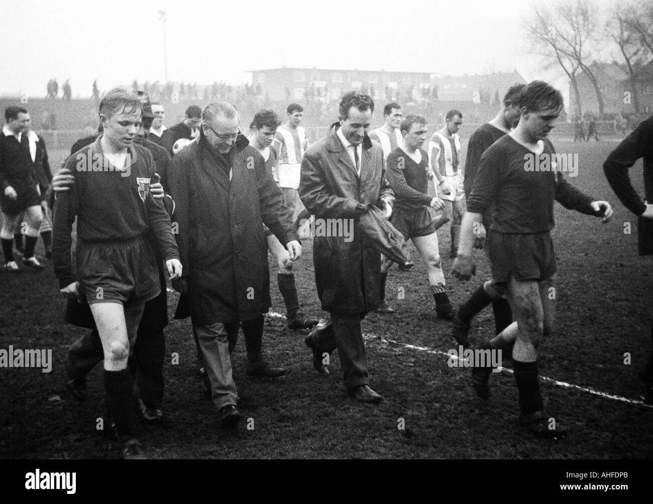 Fußball, Regionalliga West 1964/1965, STV Horst-Emscher vs. Arminia Bielefeld 1:0, Fuerstenberg Stadion in Gelsenkirchen, Fußball Spieler das Spielfeld verlassen, v.l.n.r.: Bernd Büchner (STV), Vorsitzender Malinowski (STV), Hans Uwe Goebel (STV), Werner Scherz Stockfoto