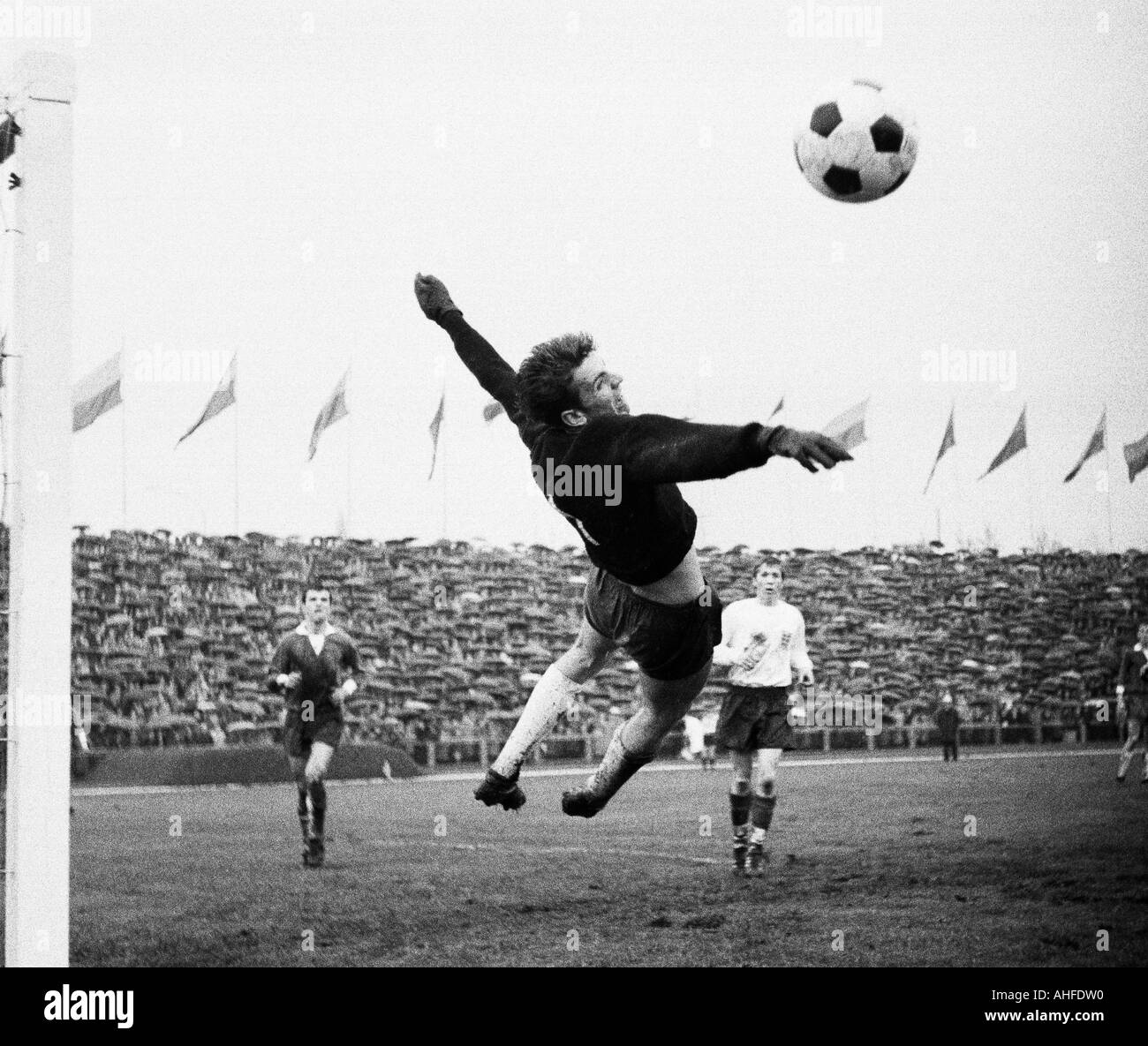 Fussball Internationale Uefa Jugend Klasse Turnier 1965 Finale Deutsche Demokratische Republik Gegen England 3 2 Gruga Stadion In Essen Szene Des Spiels Fliegen Sparen Stockfotografie Alamy