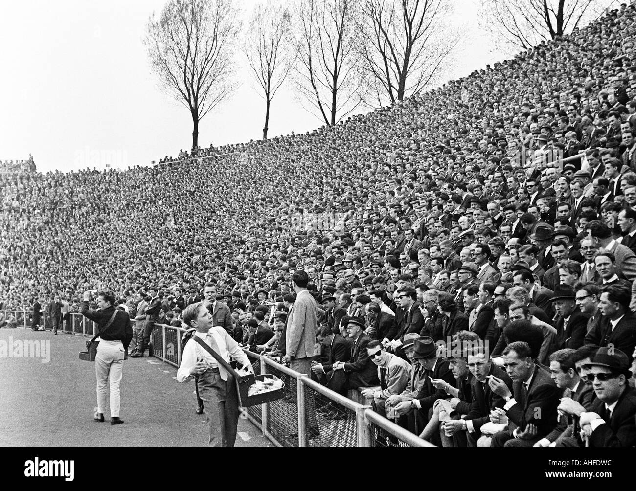 Fußball, Regionalliga West 1964/1965, Borussia Mönchengladbach gegen  Alemannia Aachen 2:0, Boekelberg Stadion, Zuschauer, komplett volle Stadion  Stockfotografie - Alamy