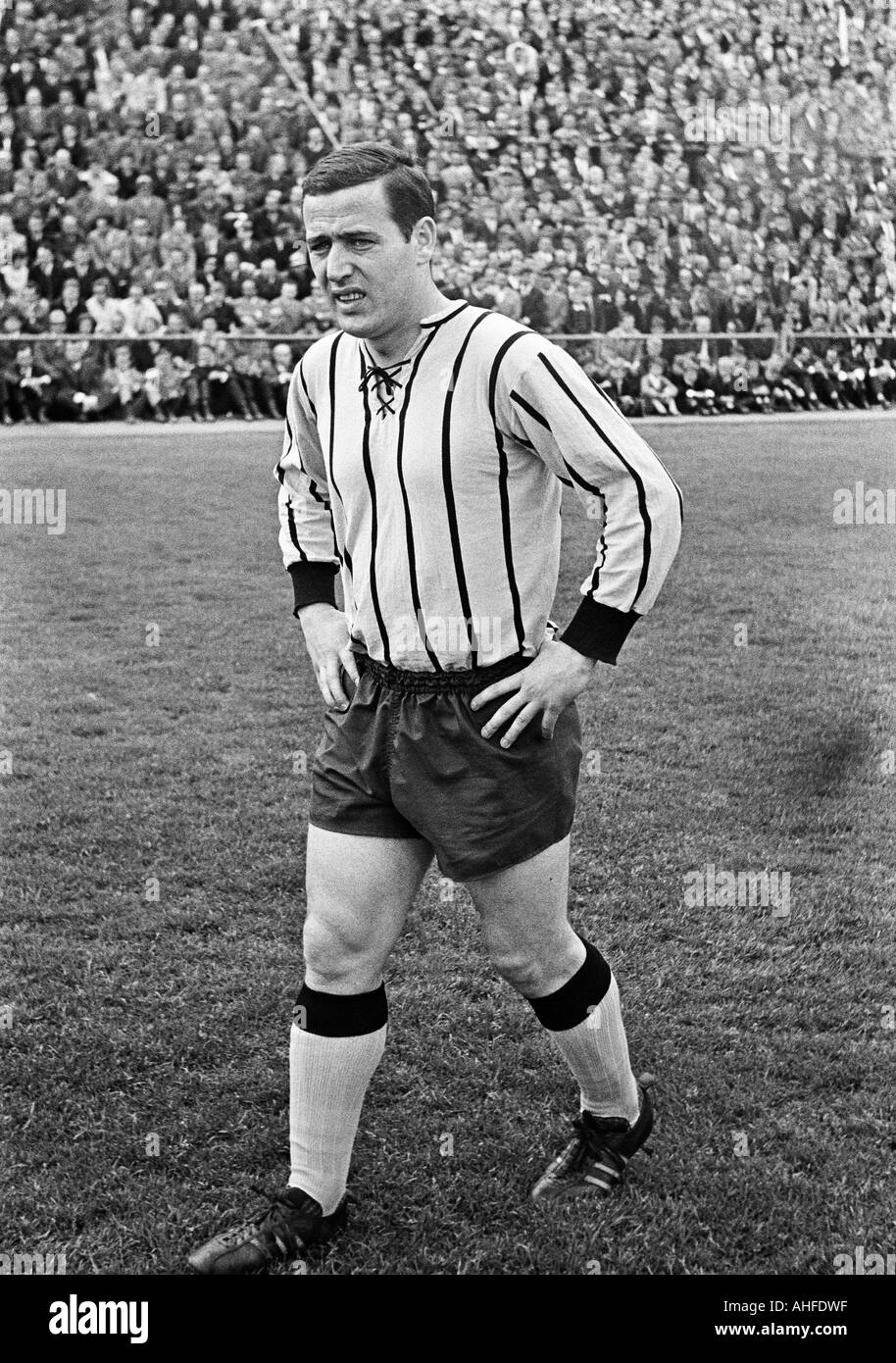 Fußball, Regionalliga West 1964/1965, Borussia Mönchengladbach gegen Alemannia Aachen 2:0, Boekelberg Stadion in Mönchengladbach, Szene des Spiels, v.l.n.r.: Heinz Lowin (MG), Franz Josef Nacken (Aachen), Albert Jansen (MG, bedeckt Stockfotografie - Alamy Fußball, Regionalliga West 1964/1965, Borussia Mönchengladbach gegen Alemannia Aachen 2:0, Boekelberg Stadion in Mönchengladbach, Szene des Spiels, v.l.n.r.: Heinz Lowin (MG), Franz Josef Nacken (Aachen), Albert Jansen (MG, bedeckt Stockfotografie - Alamy