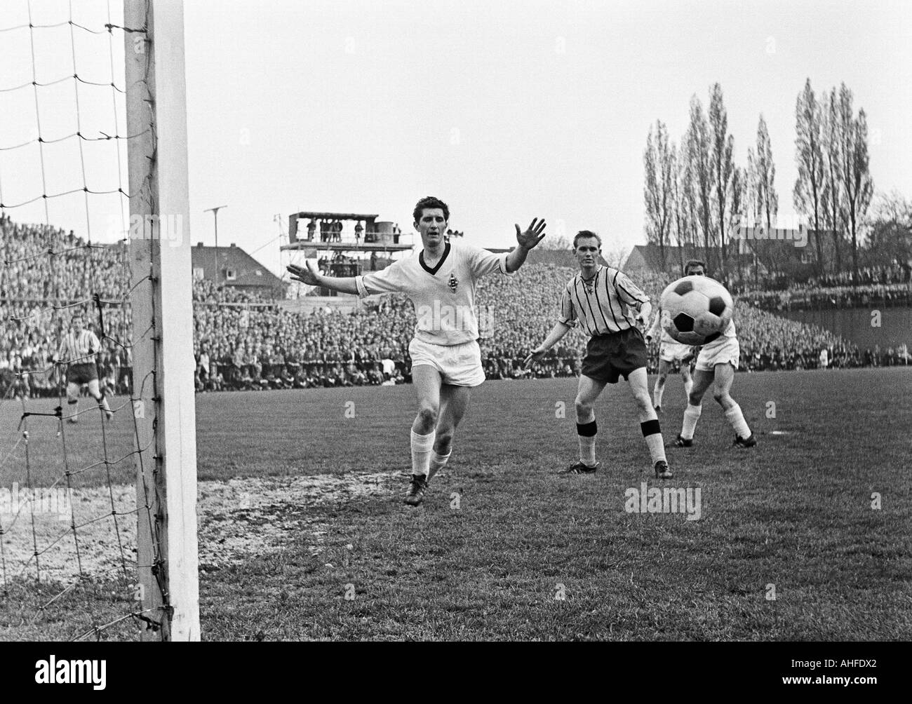 Fußball, Regionalliga West 1964/1965, Borussia Mönchengladbach gegen Alemannia Aachen 2:0, Boekelberg Stadion in Mönchengladbach, Szene des Spiels, v.l.n.r.: Heinz Lowin (MG), Franz Josef Nacken (Aachen), Albert Jansen (MG, bedeckt Stockfotografie - Alamy Fußball, Regionalliga West 1964/1965, Borussia Mönchengladbach gegen Alemannia Aachen 2:0, Boekelberg Stadion in Mönchengladbach, Szene des Spiels, v.l.n.r.: Heinz Lowin (MG), Franz Josef Nacken (Aachen), Albert Jansen (MG, bedeckt Stockfotografie - Alamy