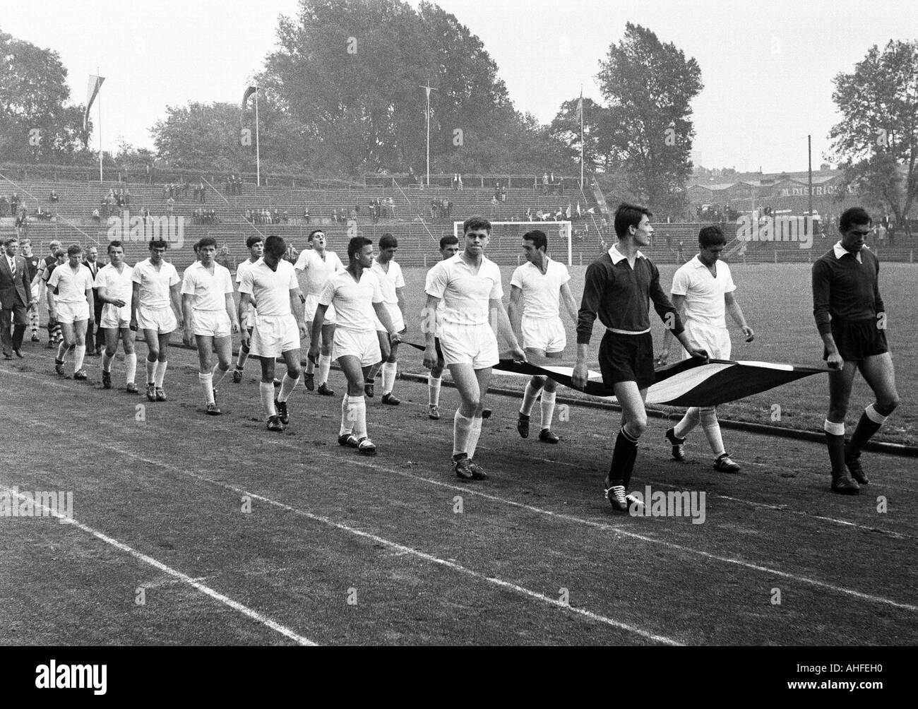 Fußballstadion, internationalen Jugendklasse Turnier 1965, der Castroper Straße in Bochum, das Team von Roter Stern Belgrad im Stadion zeigt die Nationalflagge Jugoslawiens kommt Stockfoto