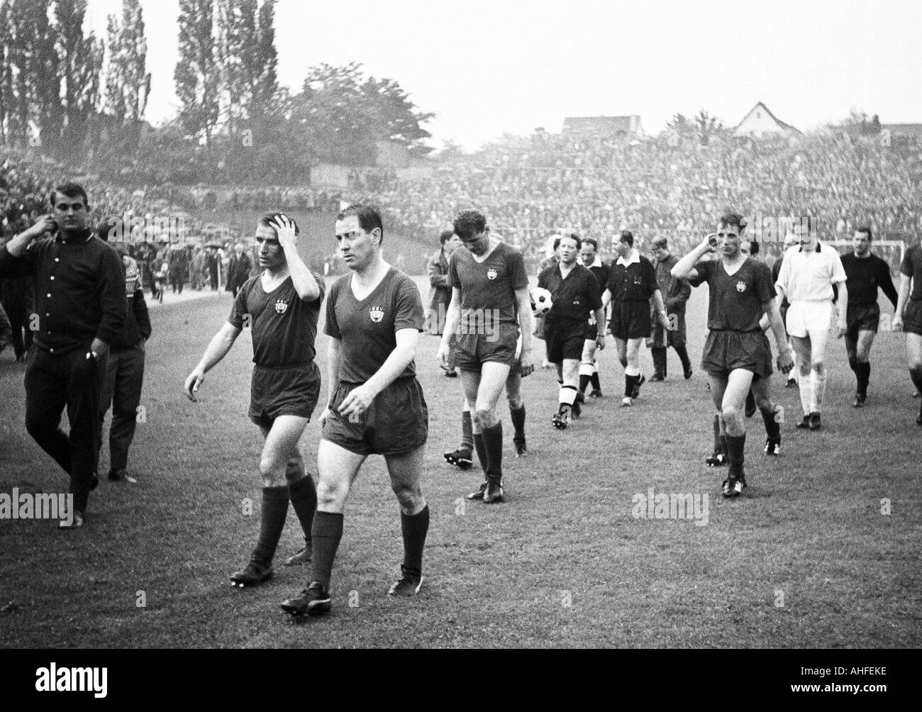 Fußball, Regionalliga, 1964/1965, Aktion Spiel, Bundesliga 1965/1966, Borussia Moenchengladbach gegen SSV Reutlingen 7:0, Boekelberg Stadion, Fußball-Spieler nach dem Schlusspfiff, v.l.n.r.: Rolf Schafstall (SSV), Werner Fritschi (SSV), Herbe Stockfoto