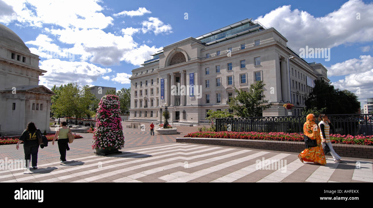 Blick auf Baskerville Haus.  Fußgänger schlendern Sie gemütlich über die Brücke Gehweg Anschluss an der Broad Street. Stockfoto