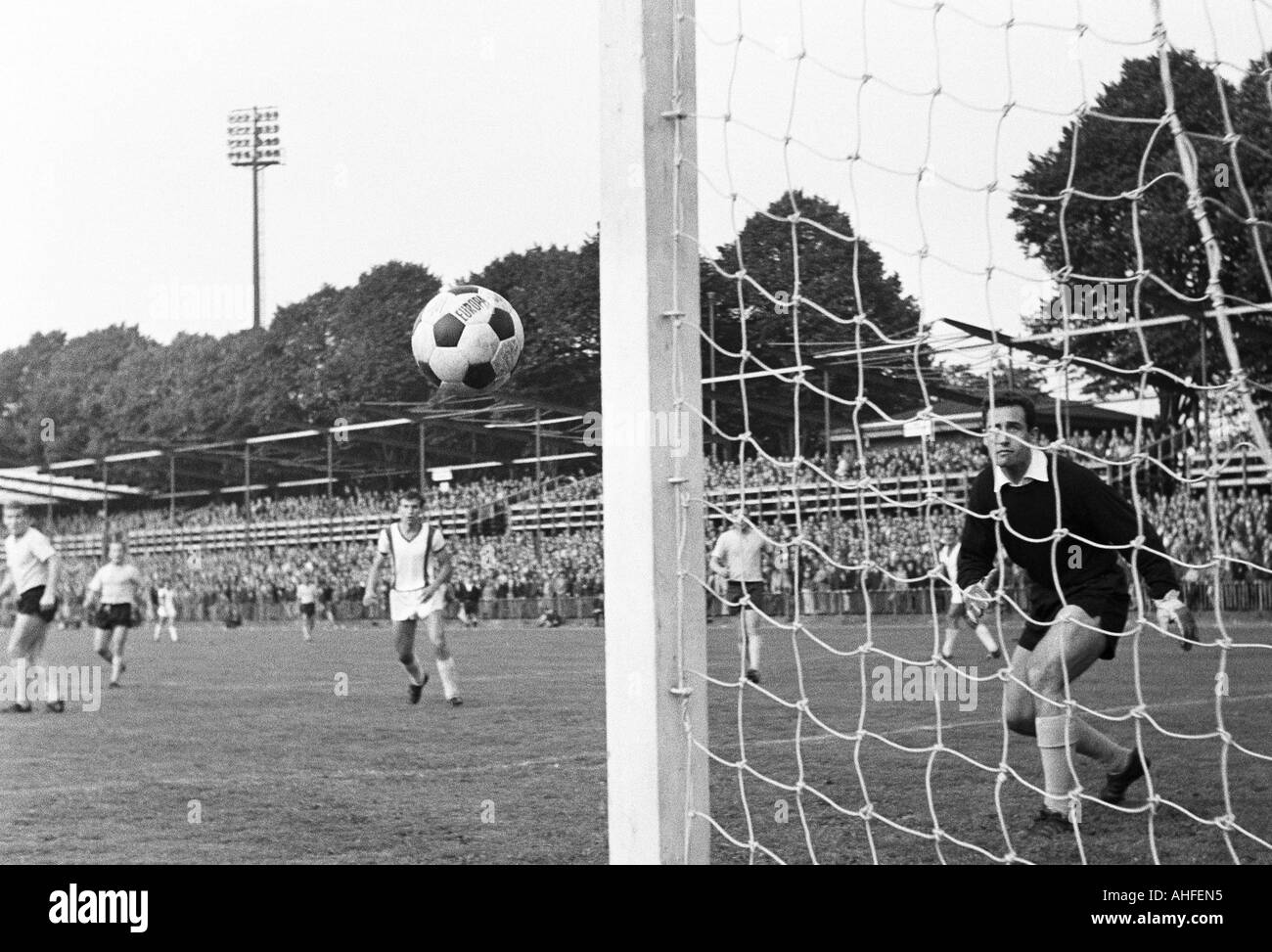 Fußball, Spiel, 1965, Stadion Rote Erde in Dortmund, Borussia Dortmund gegen Roter Stern Belgrad 4:1, Szene des Spiels, Torhüter Hans Tilkowski (BVB, rechts) nach dem Ball sieht freundlich Stockfoto