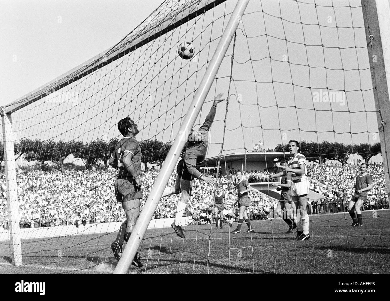 Fußball, Bundesliga, 1965/1966, Meidericher SV vs. 1. FC Kaiserslautern 2:2, Wedau Stadion, Szene des Spiels, Speichern von Keeper Wolfgang Schnarr (FCK), links Roland Kiefaber (FCK), hinter Gerd Schneider (FCK), Werner Lotz (MSV) und Manfred Rummel (FCK) Stockfoto