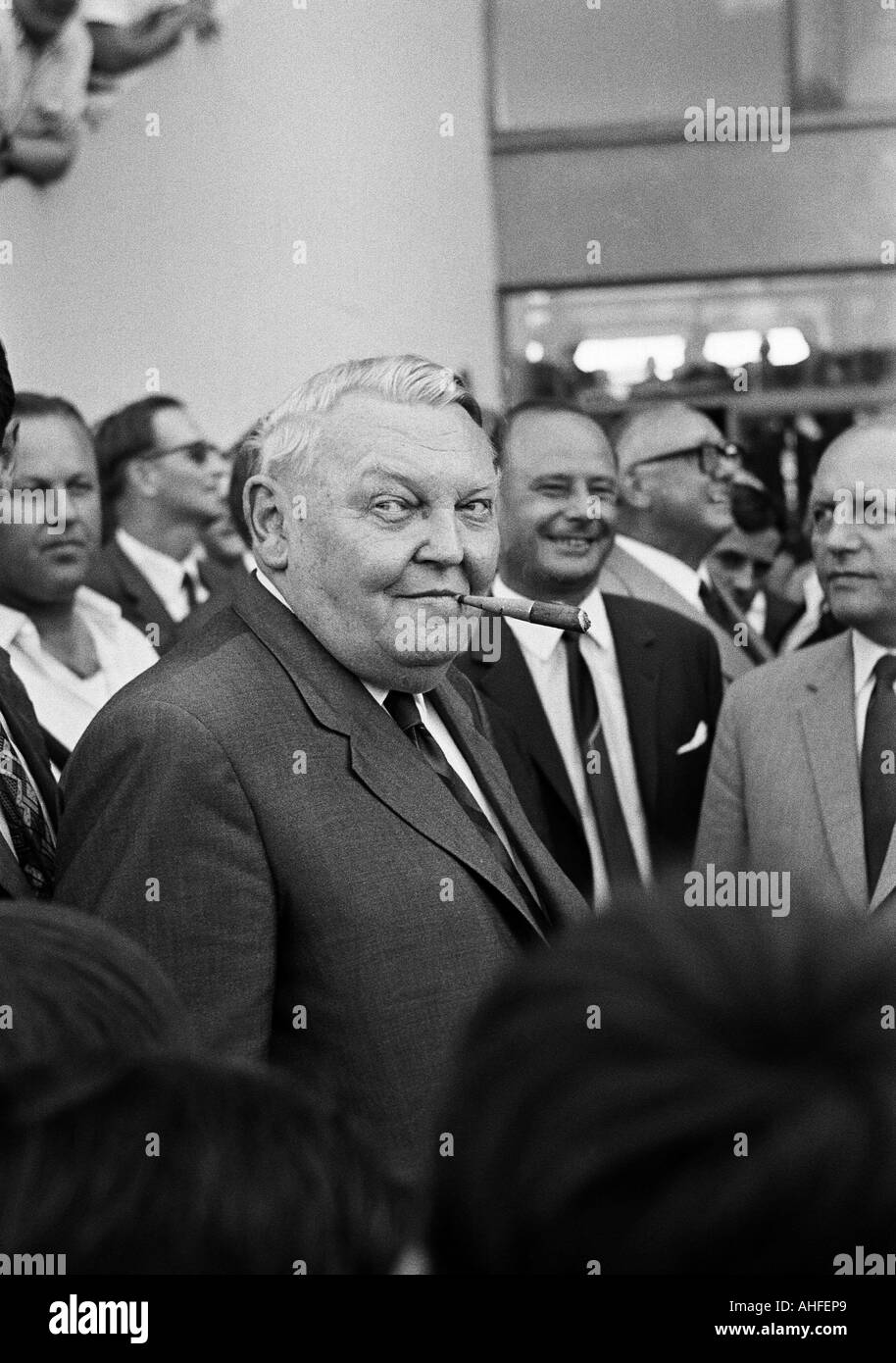 Fußball, Bundesliga, 1965/1966, Meidericher SV vs. 1. FC Kaiserslautern 2:2, Wedau-Stadion in Duisburg, Besucher, Zuschauer, Gast-Promi, Prominente Besucher Ludwig Erhard Bundeskanzler der Bundesrepublik Deutschland Stockfoto