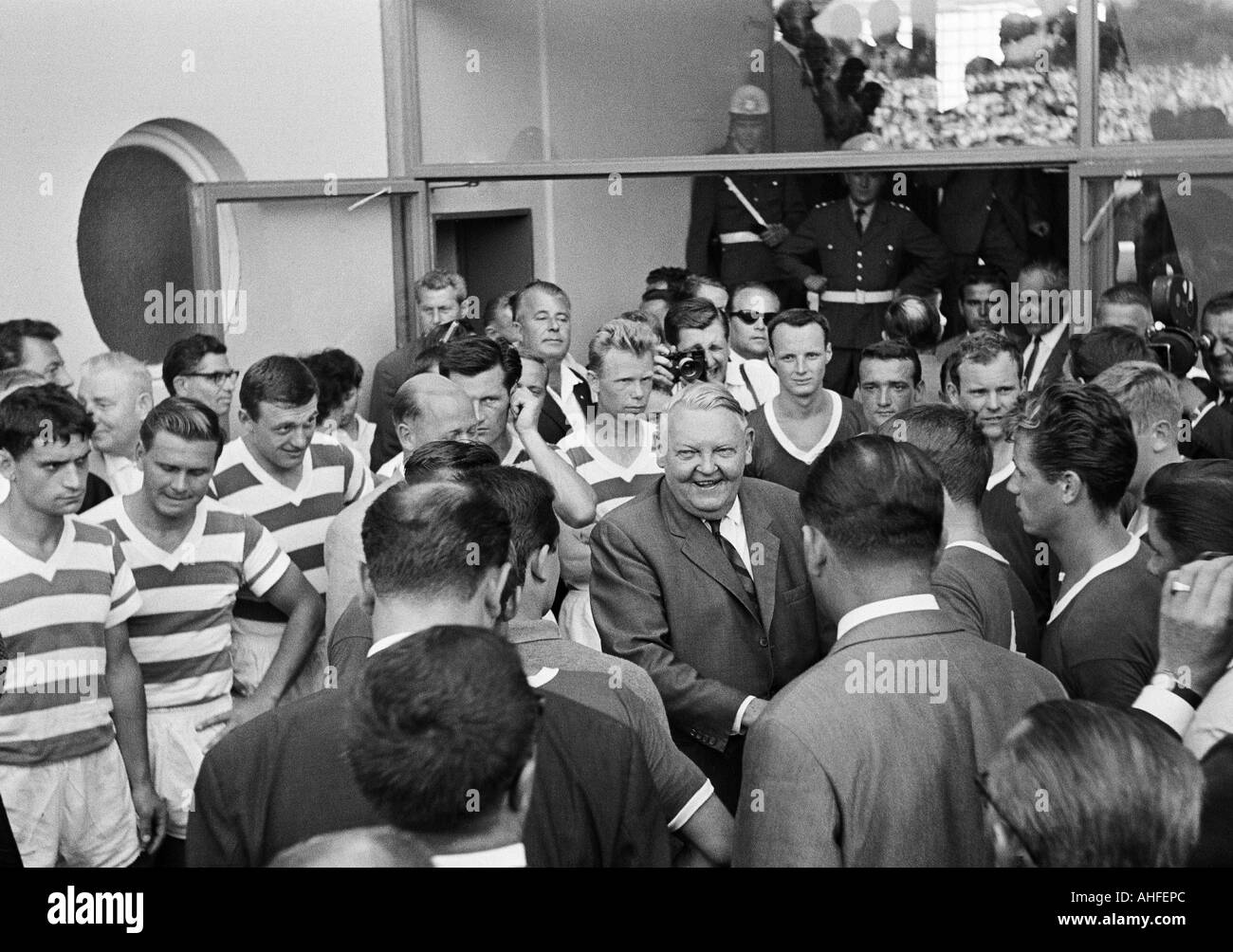 Fußball, Bundesliga, 1965/1966, Meidericher SV vs. 1. FC Kaiserslautern 2:2, Wedau-Stadion in Duisburg, Besucher, Sectators, Gast-Promi, Prominente Besucher Ludwig Erhard Bundeskanzler der Bundesrepublik Deutschland, einladend, Händedruck, v.l.n.r Stockfoto