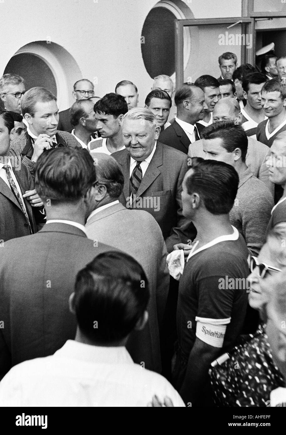 Fußball, Bundesliga, 1965/1966, Meidericher SV vs. 1. FC Kaiserslautern 2:2, Wedau-Stadion in Duisburg, Besucher, Zuschauer, Gast-Promi, Prominente Besucher Ludwig Erhard Bundeskanzler der Bundesrepublik Deutschland, hinterließ die Kanzlerin H Stockfoto