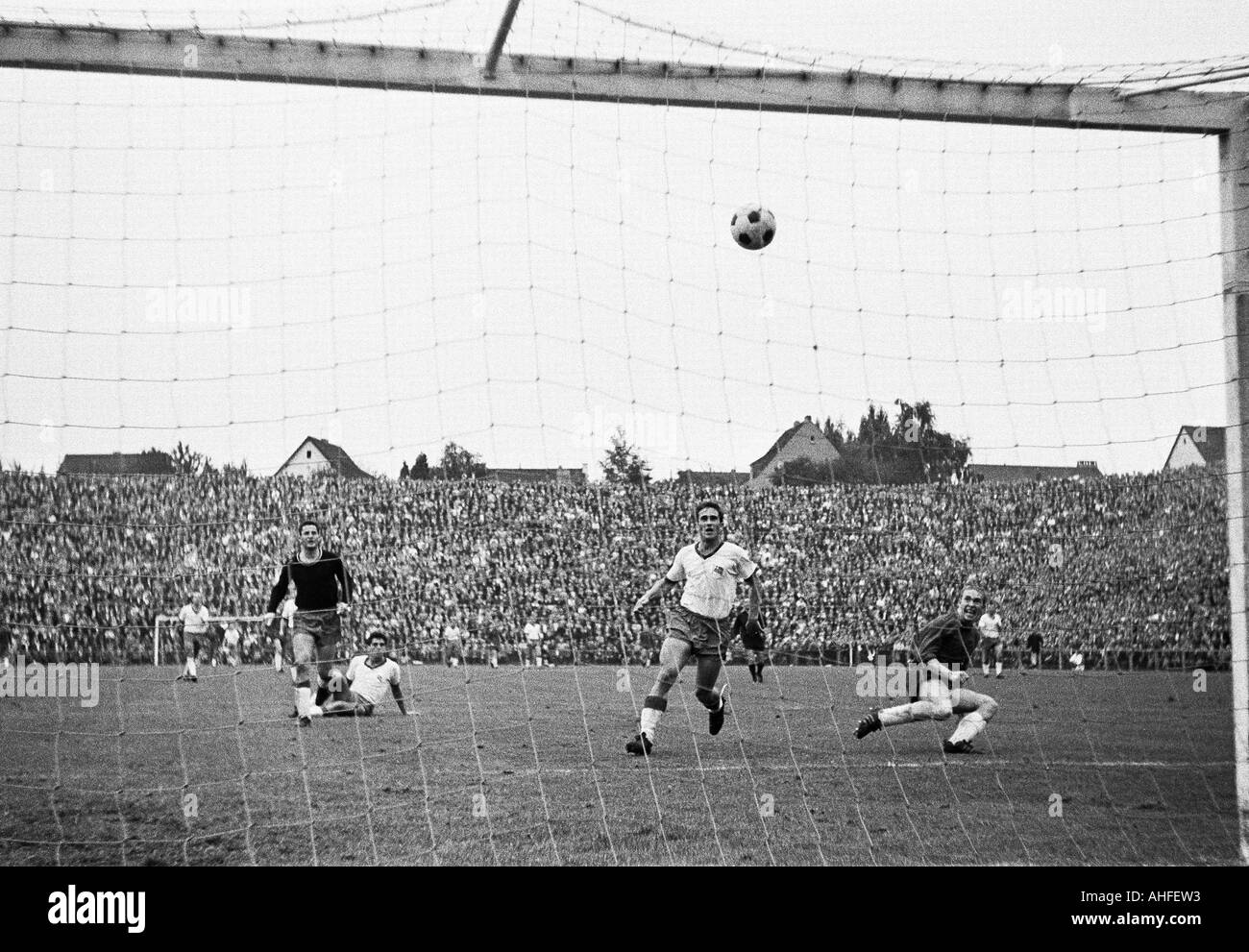 Fußball, Bundesliga, 1965/1966, Borussia Moenchengladbach gegen Tasmania 1900 Berlin 5:0, Boekelberg Stadion, Szene des Spiels, Keeper Heinz Rohloff (Berlin, Links), rechts Bernd Rupp (MG) Stockfoto