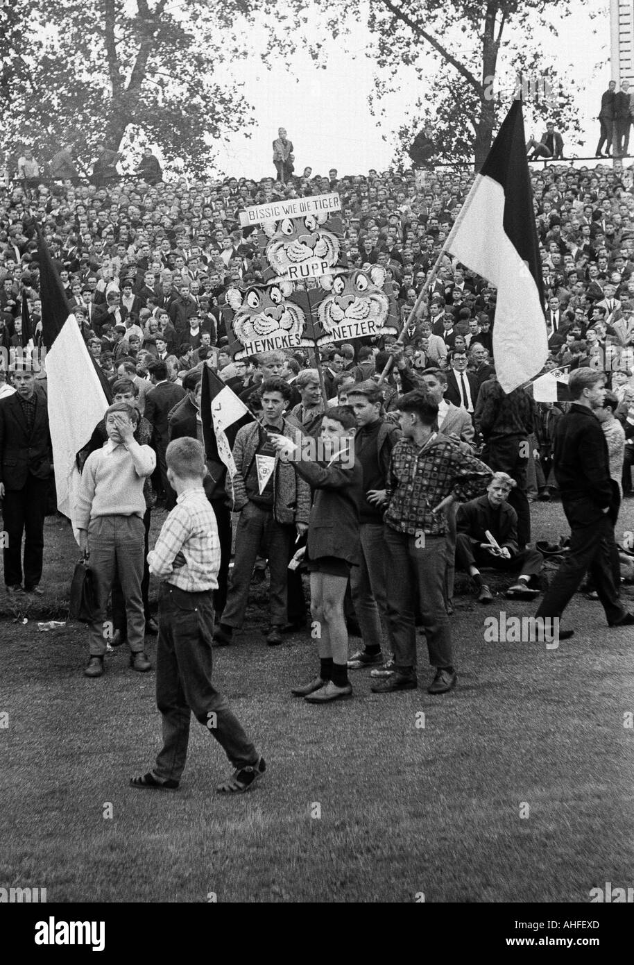 Fußball, Bundesliga, 1965/1966, FC Schalke 04 gegen Borussia Moenchengladbach 0:0, Glueckaufkampfbahn Stadion, Zuschauer, die Gladbacher Fans Stockfoto