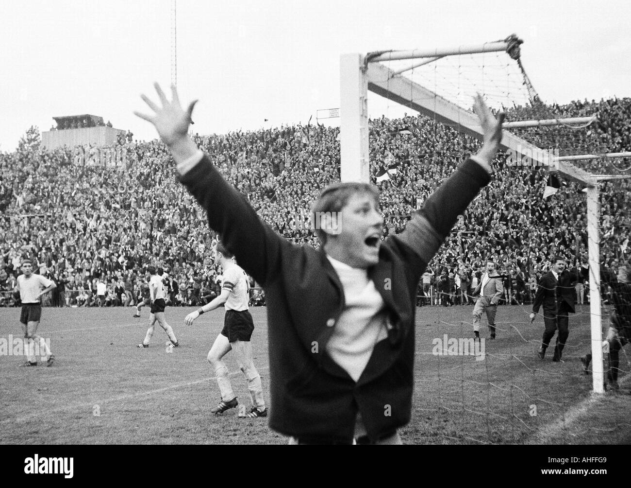 Fußball, Bundesliga, 1965/1966, Borussia Moenchengladbach vs. Borussia Dortmund 4:5, Boekelberg Stadion, Szene des Spiels, Jubel bei den 3:2-Freistoß-Tor von Guenter Netzer, v.l.n.r.: Rudolf Assauer (BVB), Lothar Geisler (BVB), Wolfgang Paul (BVB Stockfoto