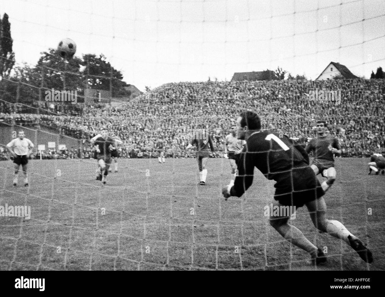 Fußball, Bundesliga, 1965/1966, Borussia Mönchengladbach gegen Borussia Dortmund 4:5, Boekelberg Stadion, Szene des Spiels, fünfte Strafe in diesem Spiel, Egon Milder (MG) vermisst die Torchance für 5:5 und Aufnahmen an der Bar, v.l.n.r.: Ernährung auszugleichen Stockfoto