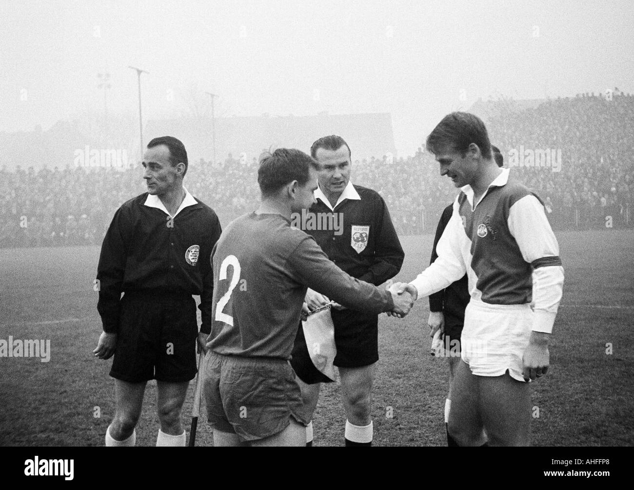 Fußball, Bundesliga, 1965/1966, Boekelberg Stadion, Borussia Moenchengladbach im Vergleich zu 1. FC Köln 2:3, team-Kapitäne Albert Jansen (MG, Links) und Karl-Heinz Thielen (Köln) mit Genugtuung, hinter Schiedsrichter Kurt Tschenscher aus Mannheim, links ein Assistent Stockfoto