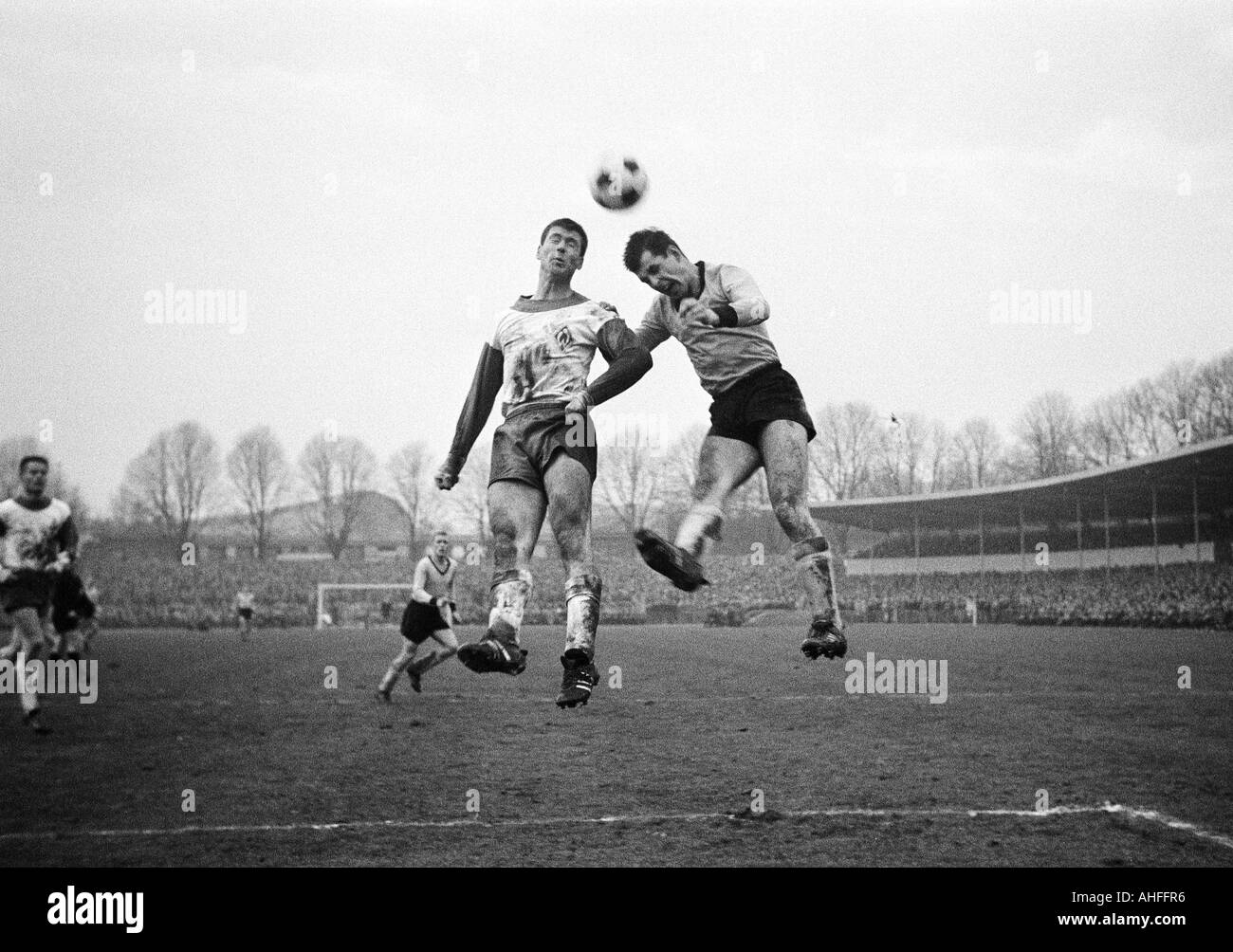 Fußball, Bundesliga, 1965/1966, Stadion Rote Erde in Dortmund, Borussia Dortmund vs. SV Werder Bremen 2:1, Szene des Spiels, Header-Duell zwischen Josef Piontek (Bremen, links) und Lothar Emmerich (BVB), links außen Hans Schulz (Bremen), hinter Siegfr Stockfoto