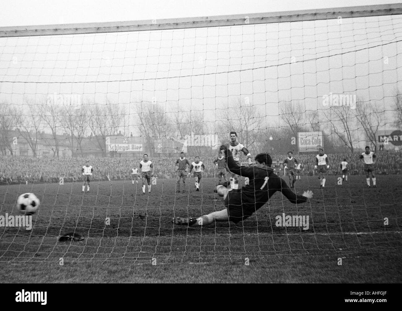 Werder bremen goalkeeper SchwarzweißStockfotos und bilder Alamy