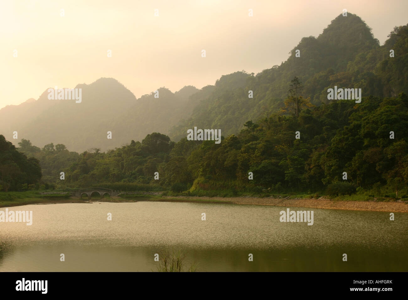 Berge und See im Cuc Phuong Nationalpark, Vietnam Stockfoto