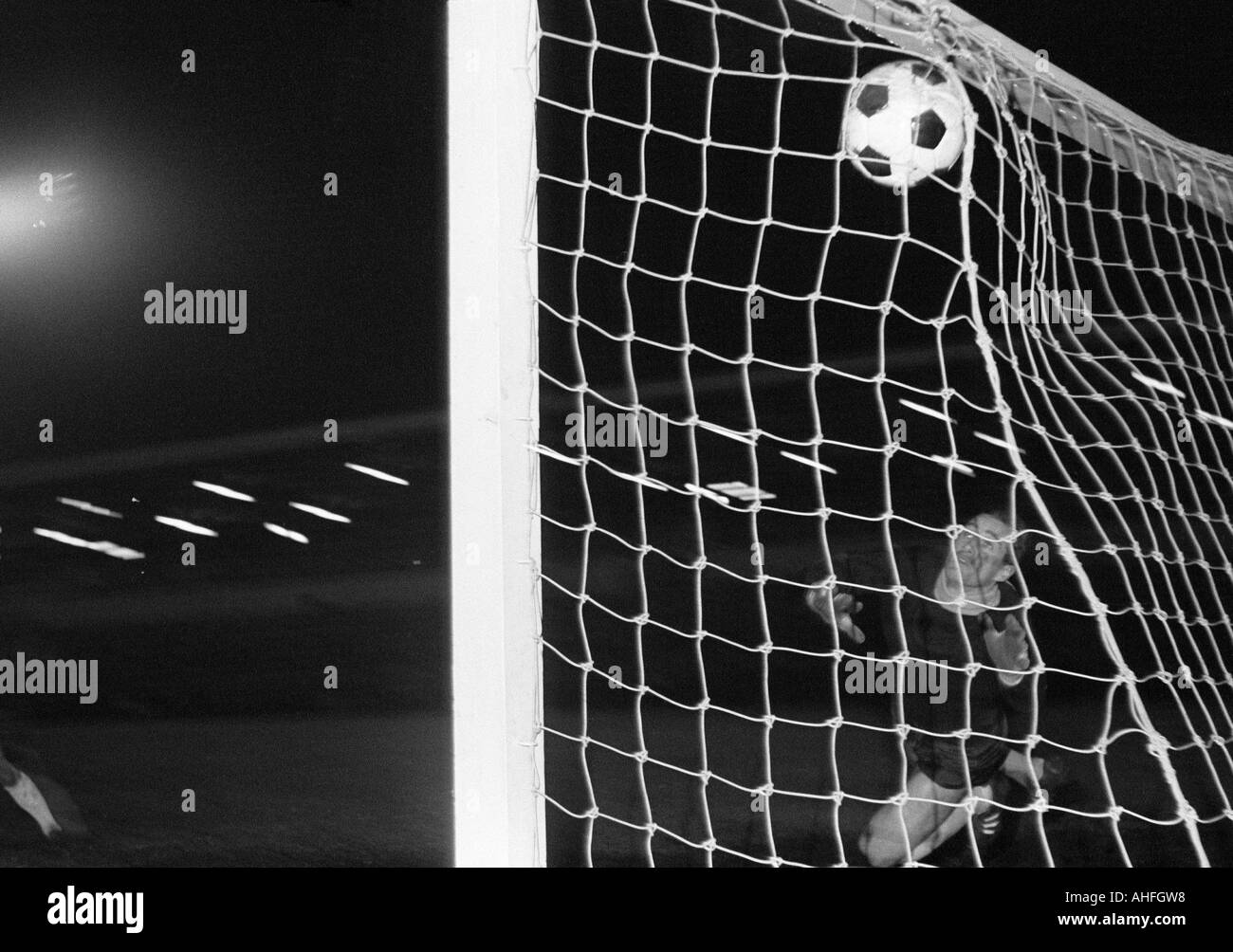 Fußball, European Cup Winners Cup, 1965/1966, Halbfinale, Rückkehr Bein, Borussia Dortmund vs. West Ham United 3:1, Stadion Rote Erde in Dortmund, Szene des Spiels, 2:1 Ziel zu West Ham von Johnny Byrne (nicht abgebildet), Torhüter Hans Tilkowski (BVB) ist cha Stockfoto