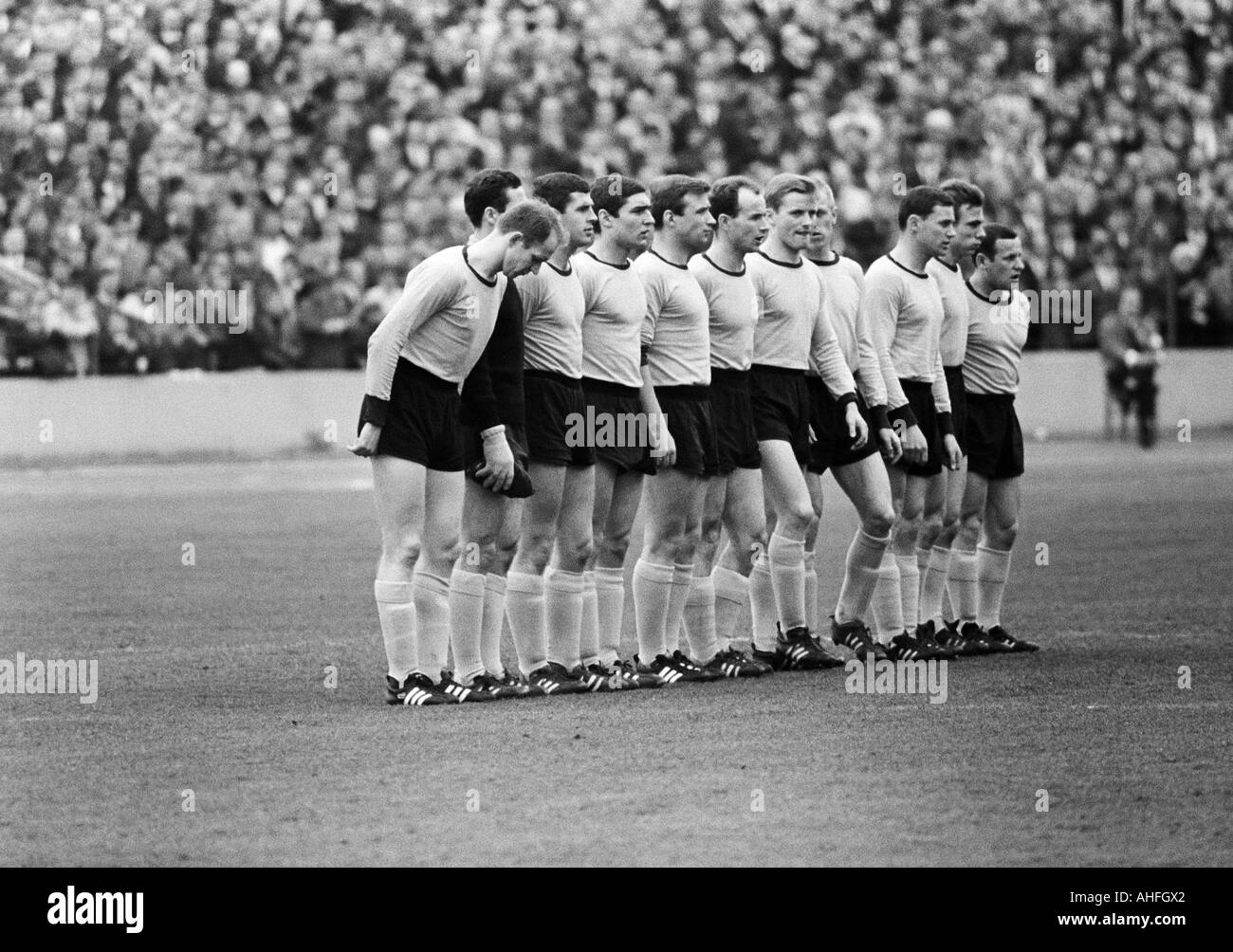 Fußball, Bundesliga, 1965/1966, Wedau Stadion Duisburg, Meidericher SV vs. Borussia Dortmund 2:1, Team Foto geschossen des Dortmunder Teams, v.l.n.r.: Wolfgang Paul, Hans Tilkowski (überdacht), Lothar Emmerich, Rudolf Assauer, Alfred Schmidt, Wilhelm Stockfoto