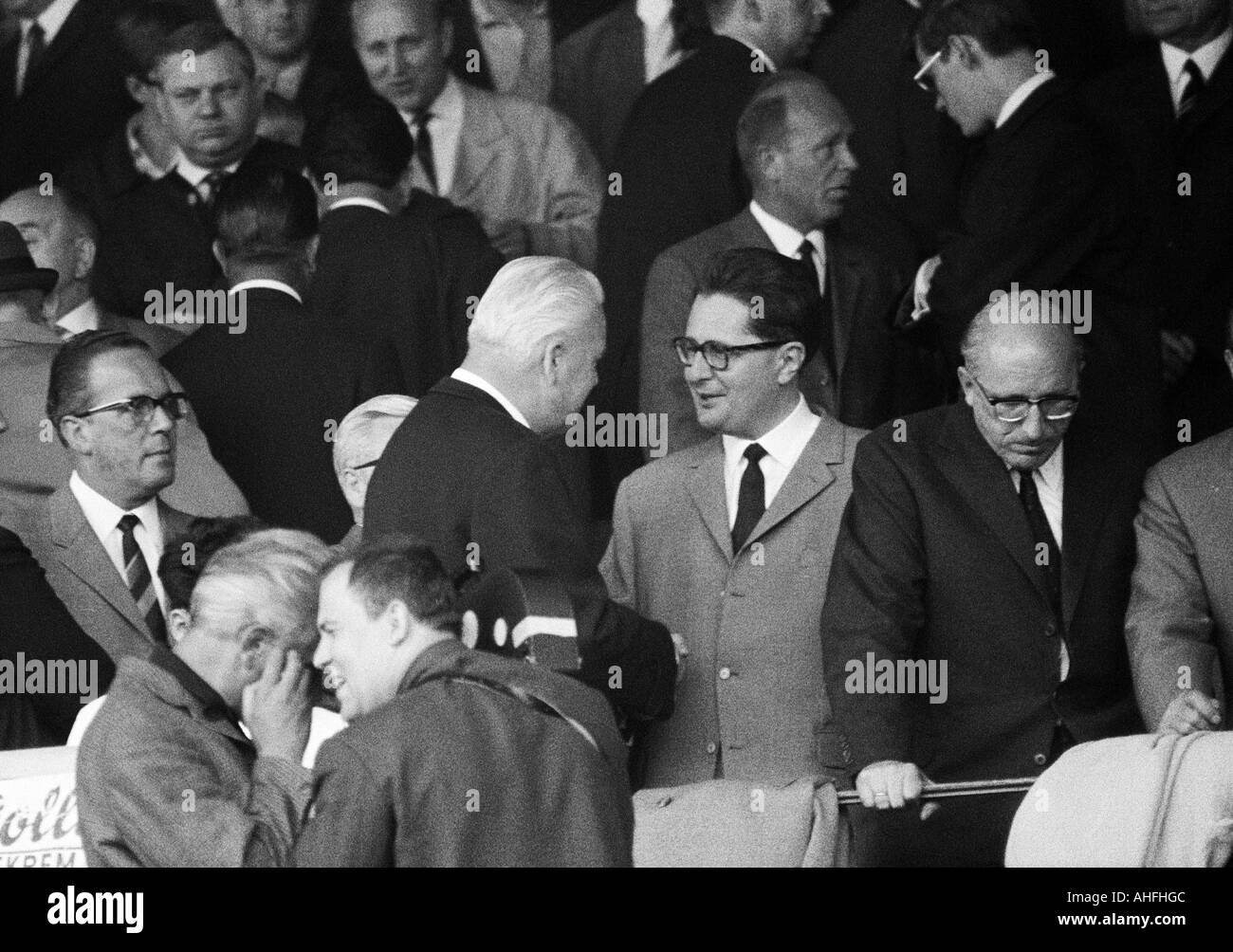 Fußball, Bundesliga, 1965/1966, Borussia Dortmund vs. TSV 1860 München 0:2, Rote Erde Stadion in Dortmund, Zuschauer, Besucher Hans Jochen Vogel Bürgermeister von München (Mitte) und der Gouverneur von North Rhine-Westphalia Heinz Kühn (rechts) Stockfoto