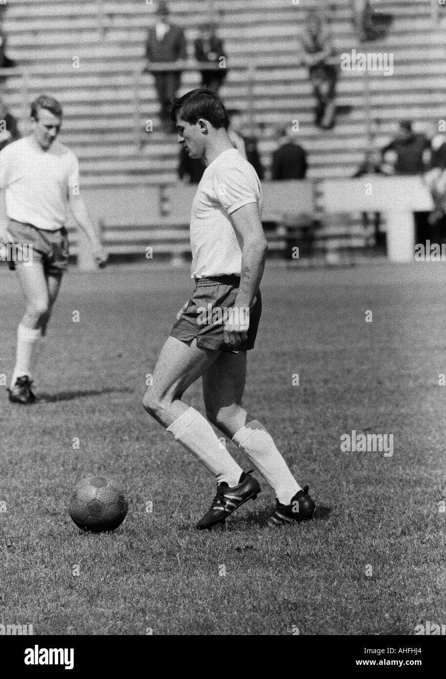 Fußball, Regionalliga West, 1965/1966, Jahn-Stadion in Marl, TSV Marl-Hüls gegen Rot-Weiss Essen 2:1, Fußballspieler Aufwärmen, Warm-up, Vlado Saric (RWE) in Ballbesitz, hinter Eckehard Feigenspan (RWE) Stockfoto