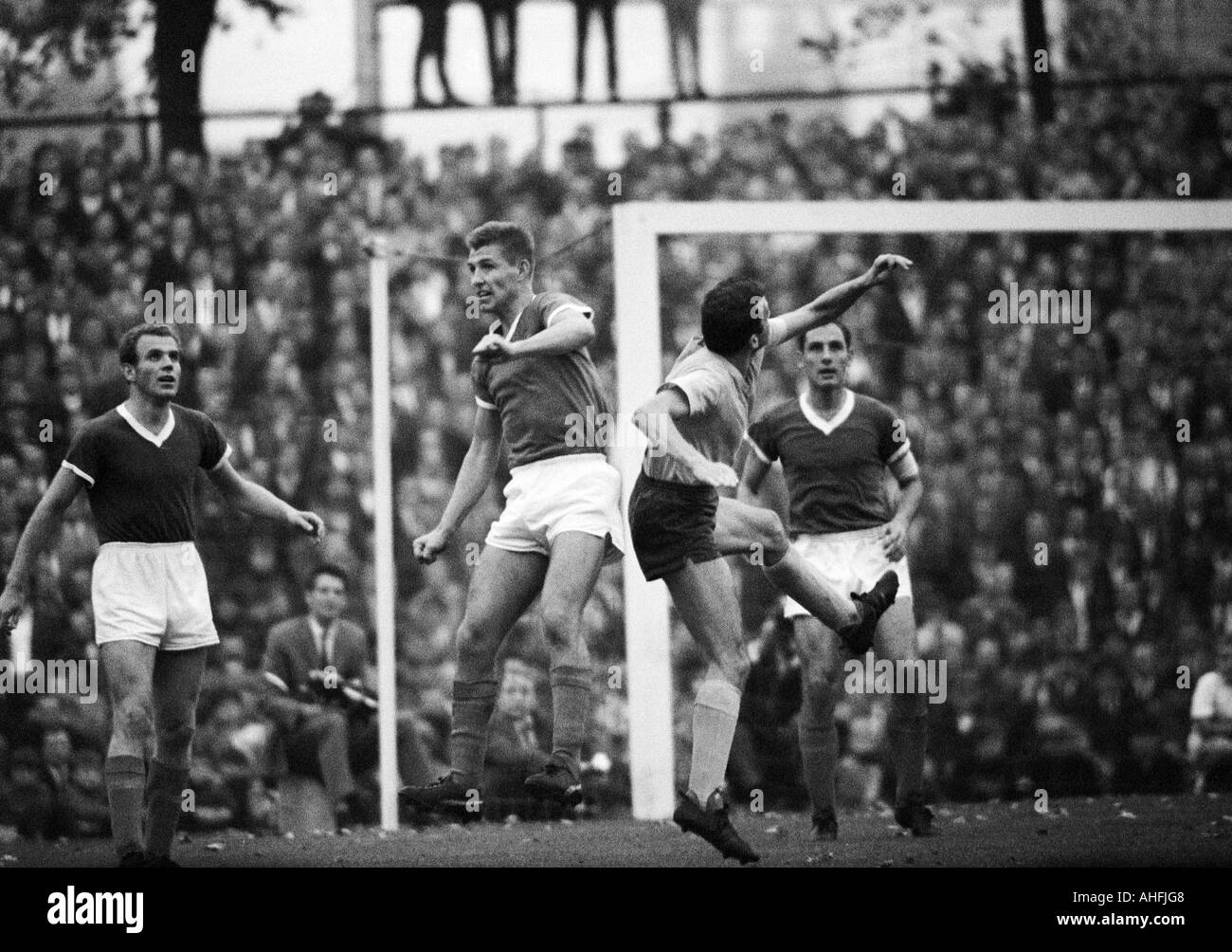 Fußball, Bundesliga, 1966/1967, FC Schalke 04 gegen Eintracht Braunschweig 0:0, Stadion Glueckaufkampfbahn in Gelsenkirchen, Szene des Spiels, v.l.n.r.: Alfred Pyka (S04), Heinz Pliska (S04), ein Brunswick Player, Hans Juergen Becher (S04) Stockfoto